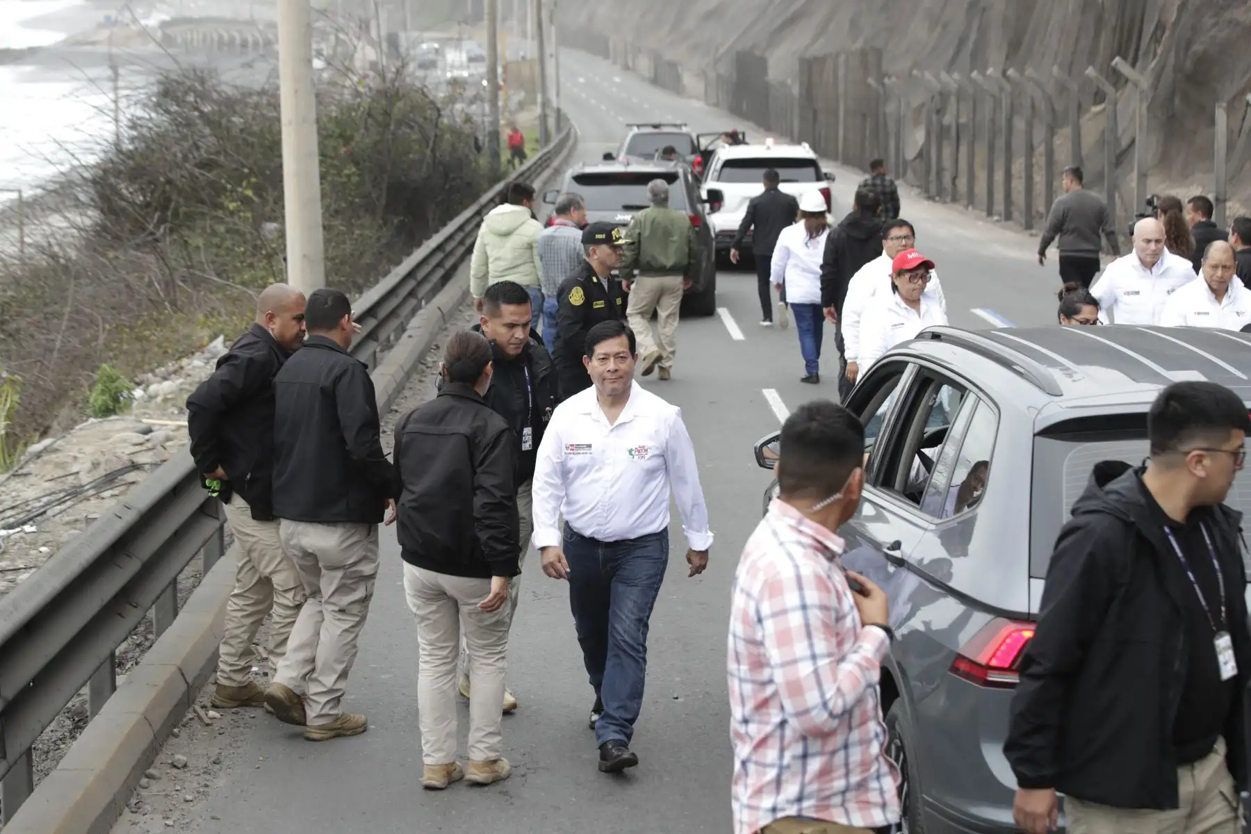 El presidente del Consejo de Ministros, Eduardo Arana supervisa los daños en la Costa Verde tras el sismo de magnitud 6.1 registrado esta mañana frente a las costas de Lima y Callao.
Foto: ANDINA: Eddy Ramos