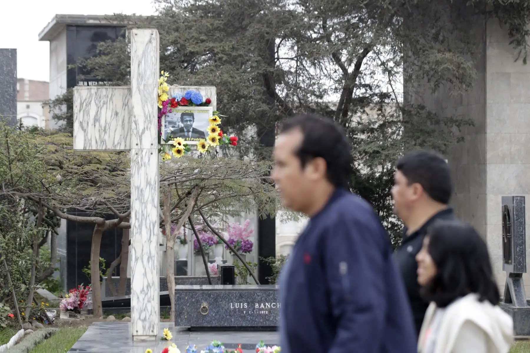 En conmemoración por el Día del Padre, que se celebra el tercer domingo de junio, miles de personas llegan hoy hasta los cementerios de Lima y Callao, a fin de rendir homenaje a sus padres y abuelos con diferentes manifestaciones de afecto. En la imagen, Cementerio El Ángel.
Foto: ANDINA/Eddy Ramos