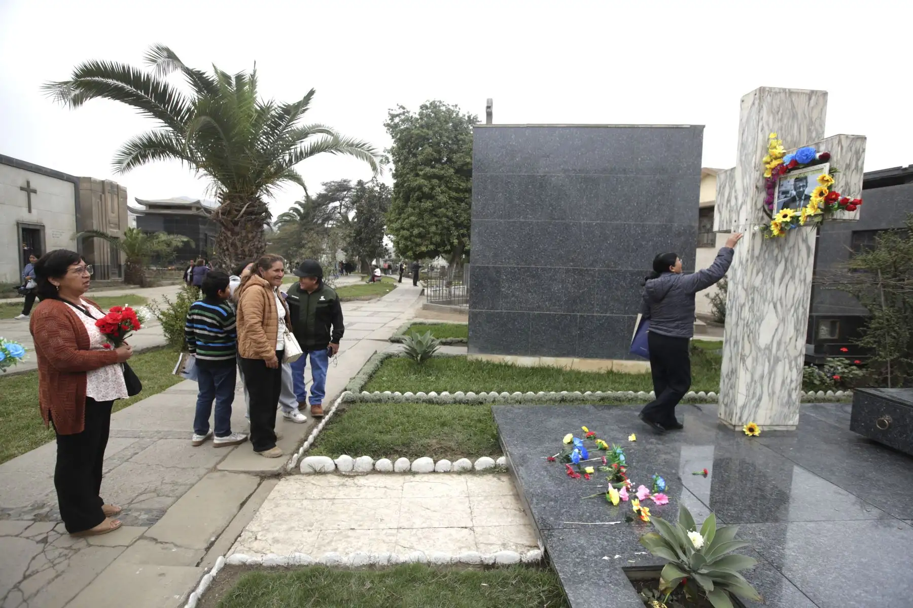 En conmemoración por el Día del Padre, que se celebra el tercer domingo de junio, miles de personas llegan hoy hasta los cementerios de Lima y Callao, a fin de rendir homenaje a sus padres y abuelos con diferentes manifestaciones de afecto. En la imagen, Cementerio El Ángel.
Foto: ANDINA/Eddy Ramos