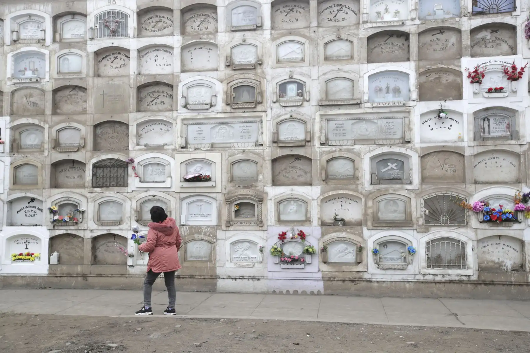 En conmemoración por el Día del Padre, que se celebra el tercer domingo de junio, miles de personas llegan hoy hasta los cementerios de Lima y Callao, a fin de rendir homenaje a sus padres y abuelos con diferentes manifestaciones de afecto. En la imagen, Cementerio El Ángel.
Foto: ANDINA/Eddy Ramos