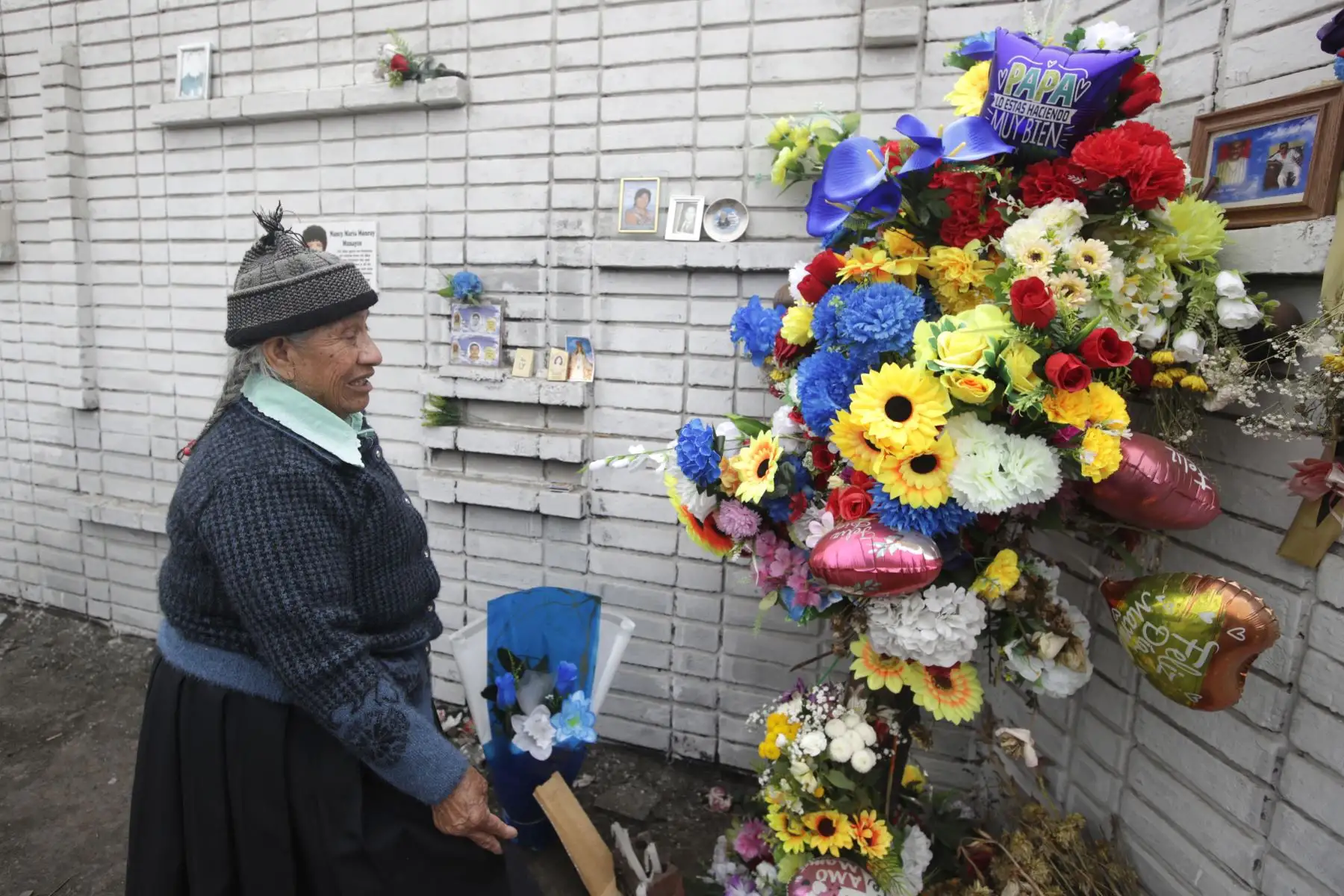 En conmemoración por el Día del Padre, que se celebra el tercer domingo de junio, miles de personas llegan hoy hasta los cementerios de Lima y Callao, a fin de rendir homenaje a sus padres y abuelos con diferentes manifestaciones de afecto. En la imagen, Cementerio El Ángel.
Foto: ANDINA/Eddy Ramos