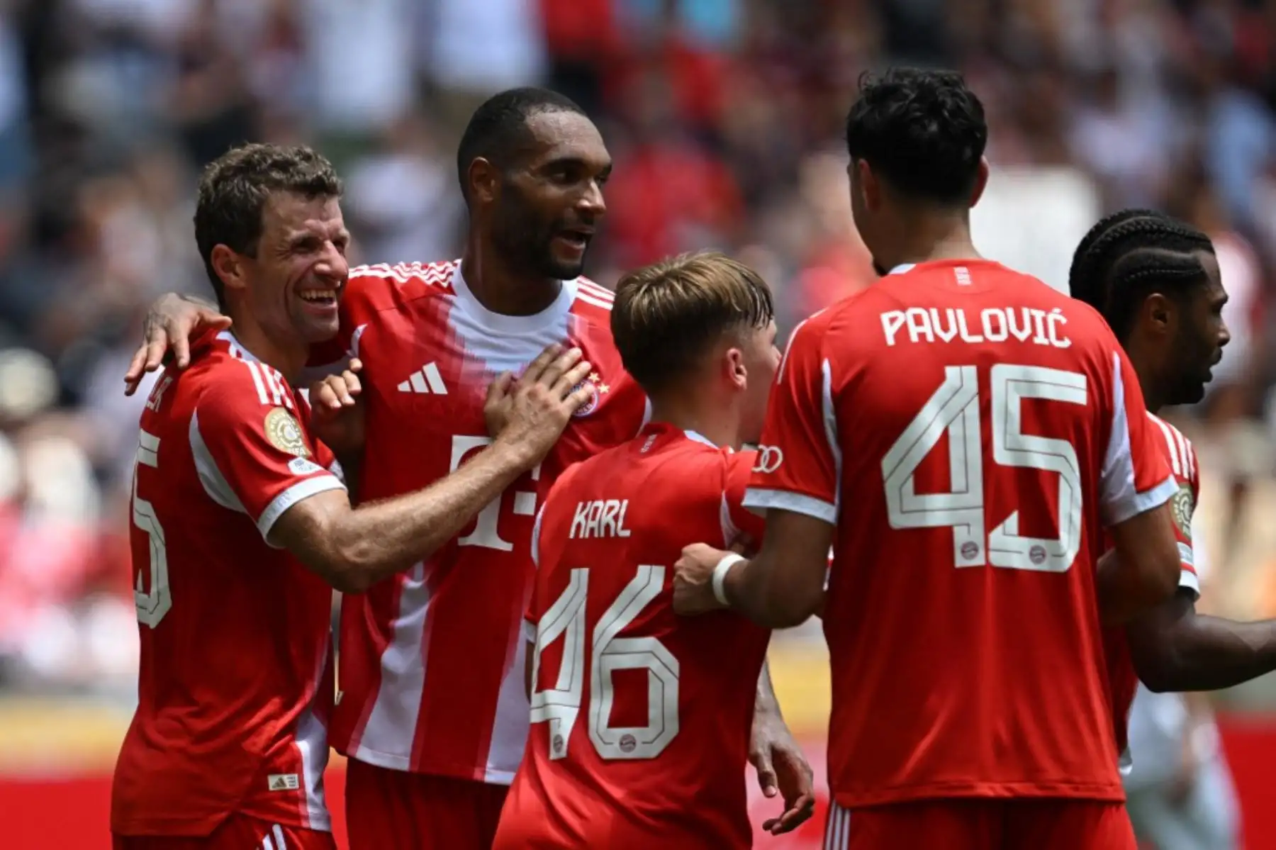 El delantero alemán del Bayern Munich, Thomas Mueller, celebra con sus compañeros de equipo después de marcar un gol durante el partido de fútbol del Grupo C de la Copa Mundial de Clubes 2025 entre el Bayern Munich de Alemania y el Auckland City de Nueva Zelanda en el estadio TQL en Cincinnati. Foto: AFP