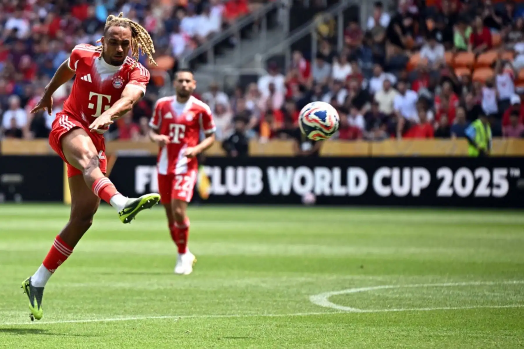 El defensor francés del Bayern Munich, Sacha Boey, patea el balón durante el partido de fútbol del Grupo C de la Copa Mundial de Clubes 2025 entre el Bayern Munich de Alemania y el Auckland City de Nueva Zelanda en el estadio TQL en Cincinnati el 15 de junio de 2025. Foto: AFP