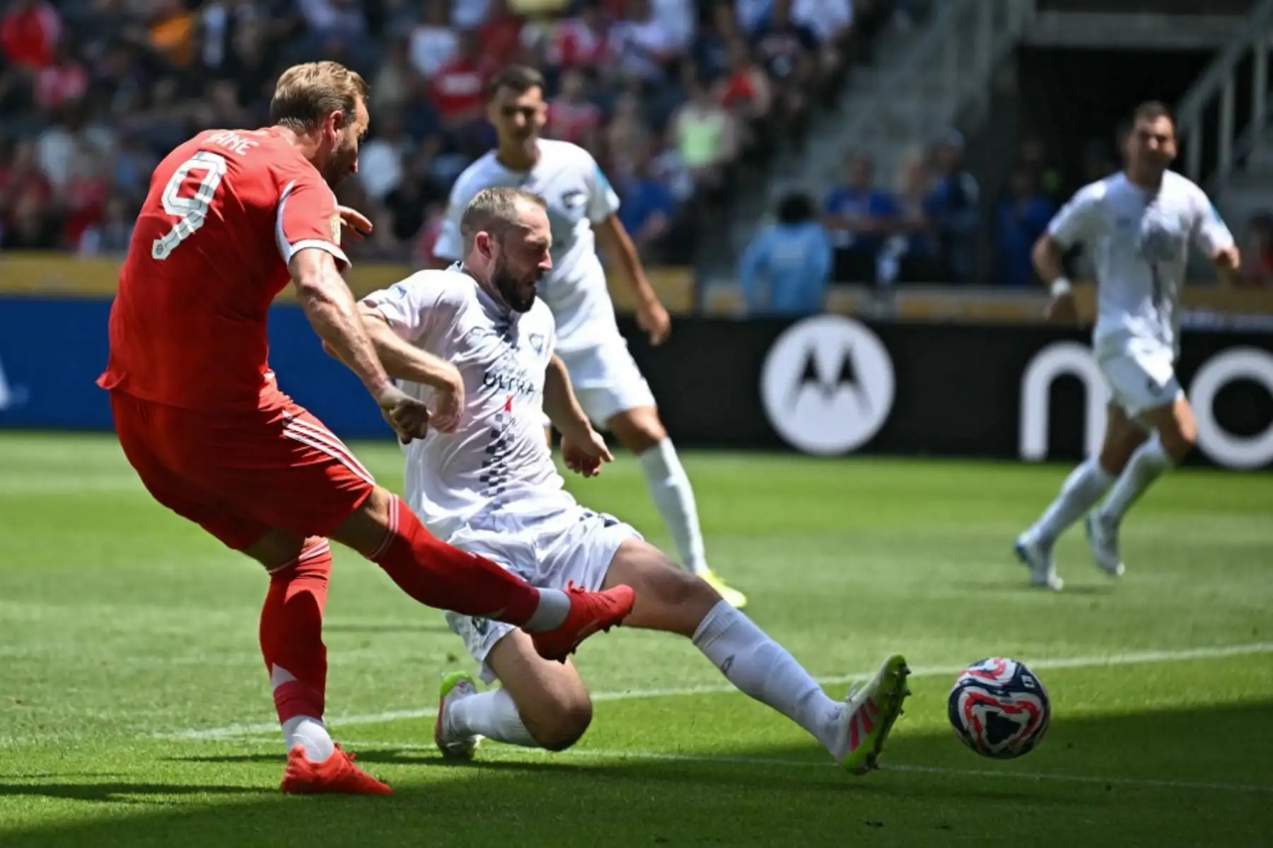 El delantero inglés del Bayern Munich, Harry Kane, realiza un disparo que trata de interceptar el mediocampista neozelandés del Auckland City, Michael Den Heijer, durante el partido de fútbol del Grupo C de la Copa Mundial de Clubes 2025 entre el Bayern Munich de Alemania y el Auckland City de Nueva Zelanda en el estadio TQL en Cincinnati. Foto: AFP