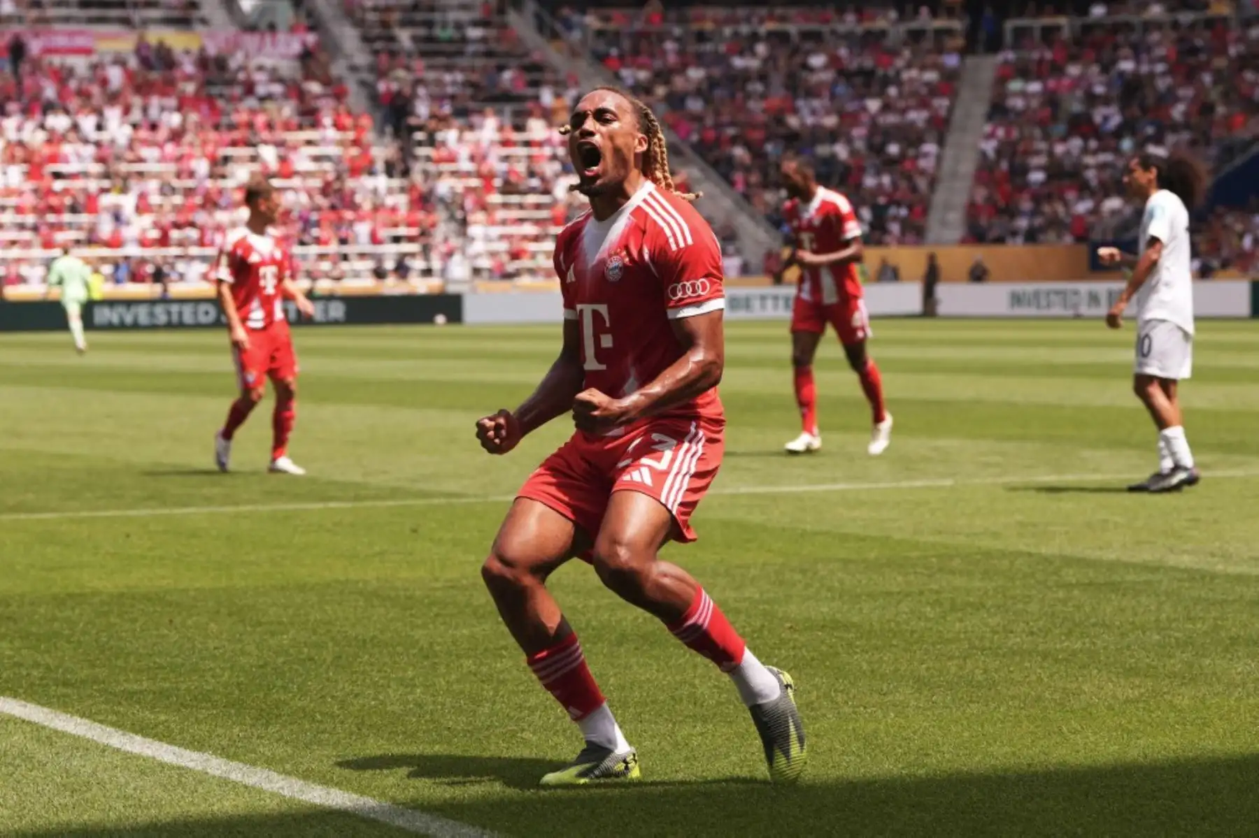 Sacha Boey del FC Bayern München celebra el segundo gol de su equipo durante el partido del Grupo C de la Copa Mundial de Clubes de la FIFA 2025 entre el FC Bayern München y el Auckland City FC en el estadio TQL el 15 de junio de 2025 en Cincinnati, Ohio. Foto: Getty Images / AFP
