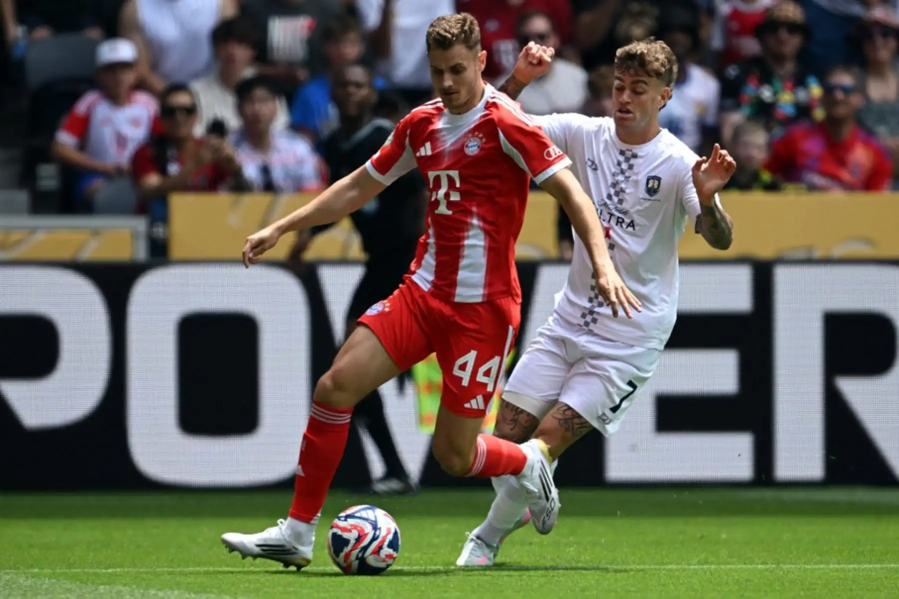 El defensa croata del Bayern Munich, Josip Stanisic, lucha por el balón con el delantero neozelandés del Auckland City, Myer Bevan, durante el partido de fútbol del Grupo C de la Copa Mundial de Clubes 2025 entre el Bayern Munich de Alemania y el Auckland City de Nueva Zelanda en el estadio TQL en Cincinnati. Foto: AFP