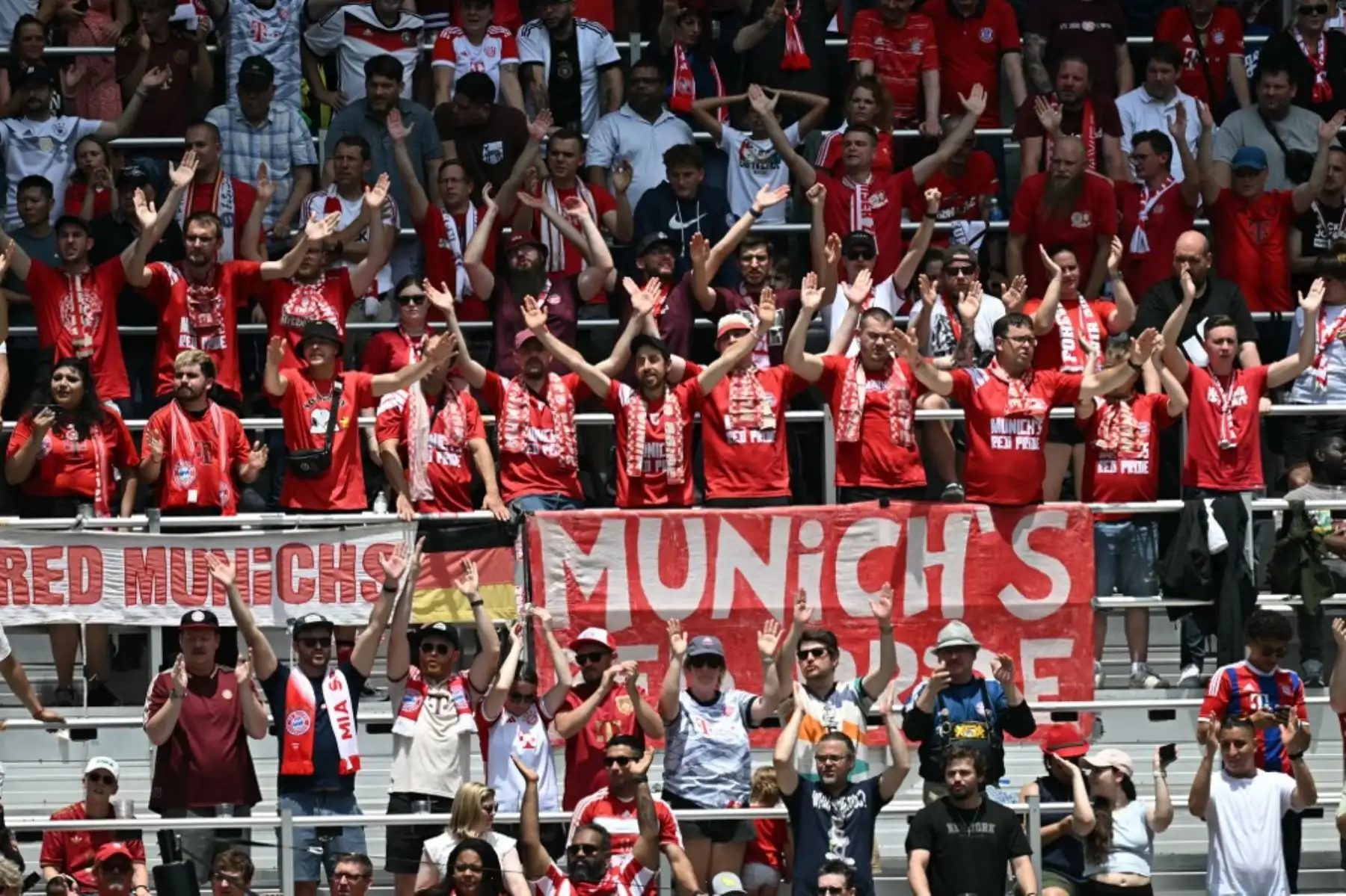 Los fanáticos del FC Bayern Munich animan a su equipo durante el partido de fútbol del Grupo C del Mundial de Clubes 2025 entre el Bayern Munich de Alemania y el Auckland City de Nueva Zelanda en el estadio TQL en Cincinnati el 15 de junio de 2025. Foto: AFP
