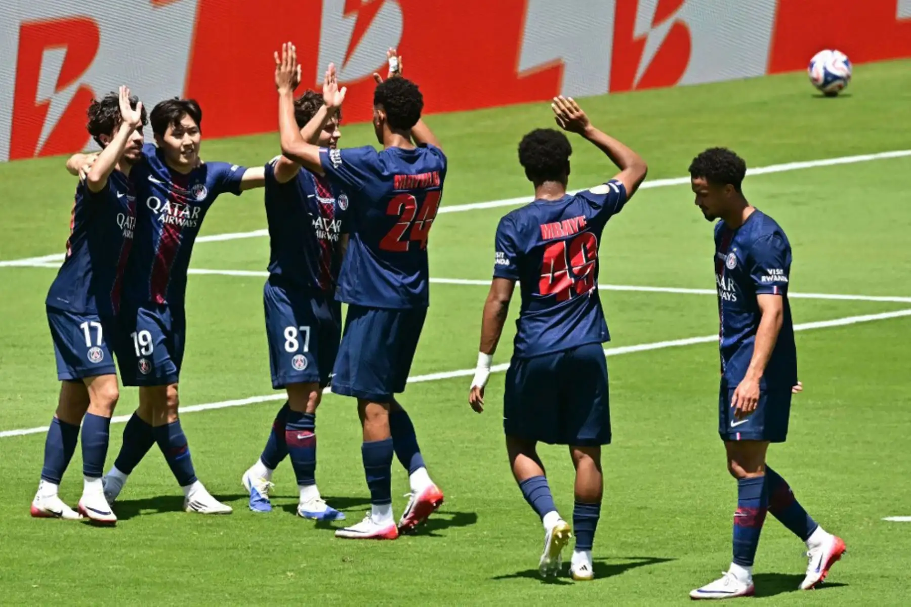 Los jugadores del PSG celebran un gol durante el partido de fútbol del Grupo B del Mundial de Clubes 2025 entre el París Saint-Germain de Francia y el Atlético de Madrid de España en el estadio Rose Bowl de Los Ángeles el 15 de junio de 2025. Foto: AFP