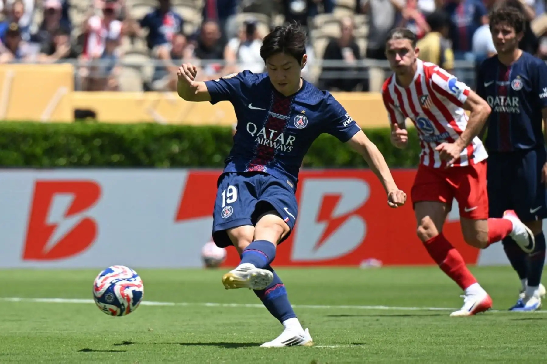 El centrocampista surcoreano del Paris Saint-Germain, Kang-in Lee, marca el cuarto gol (de penal) de su equipo durante el partido de fútbol del Grupo B de la Copa Mundial de Clubes 2025 entre el Paris Saint-Germain de Francia y el Atlético de Madrid de España en el estadio Rose Bowl de Los Ángeles. Foto: AFP