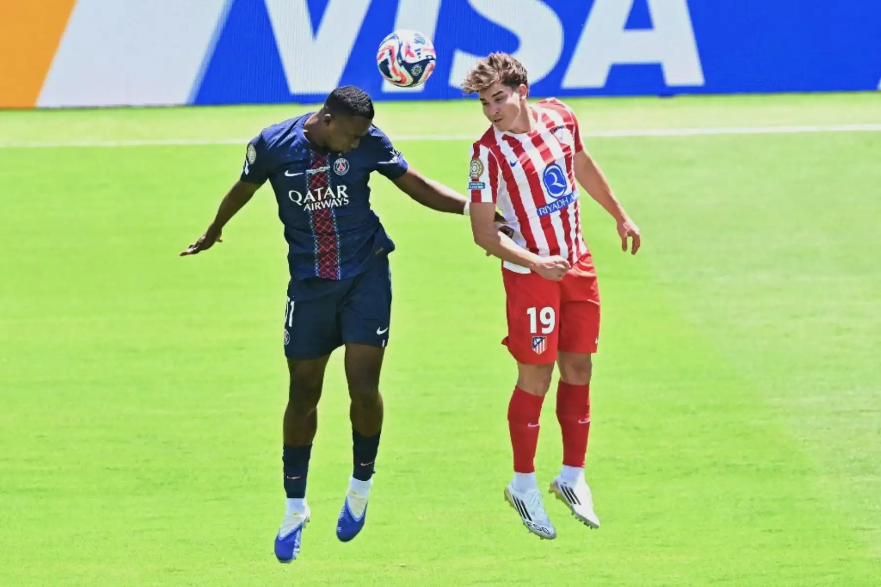 El defensa ecuatoriano del Paris Saint-Germain, William Pacho, lucha por el balón con el delantero argentino del Atlético de Madrid, Julián Álvarez, durante el partido de fútbol del Grupo B de la Copa Mundial de Clubes 2025 entre el Paris Saint-Germain de Francia y el Atlético de Madrid de España en el estadio Rose Bowl en Los Ángeles. Foto: AFP