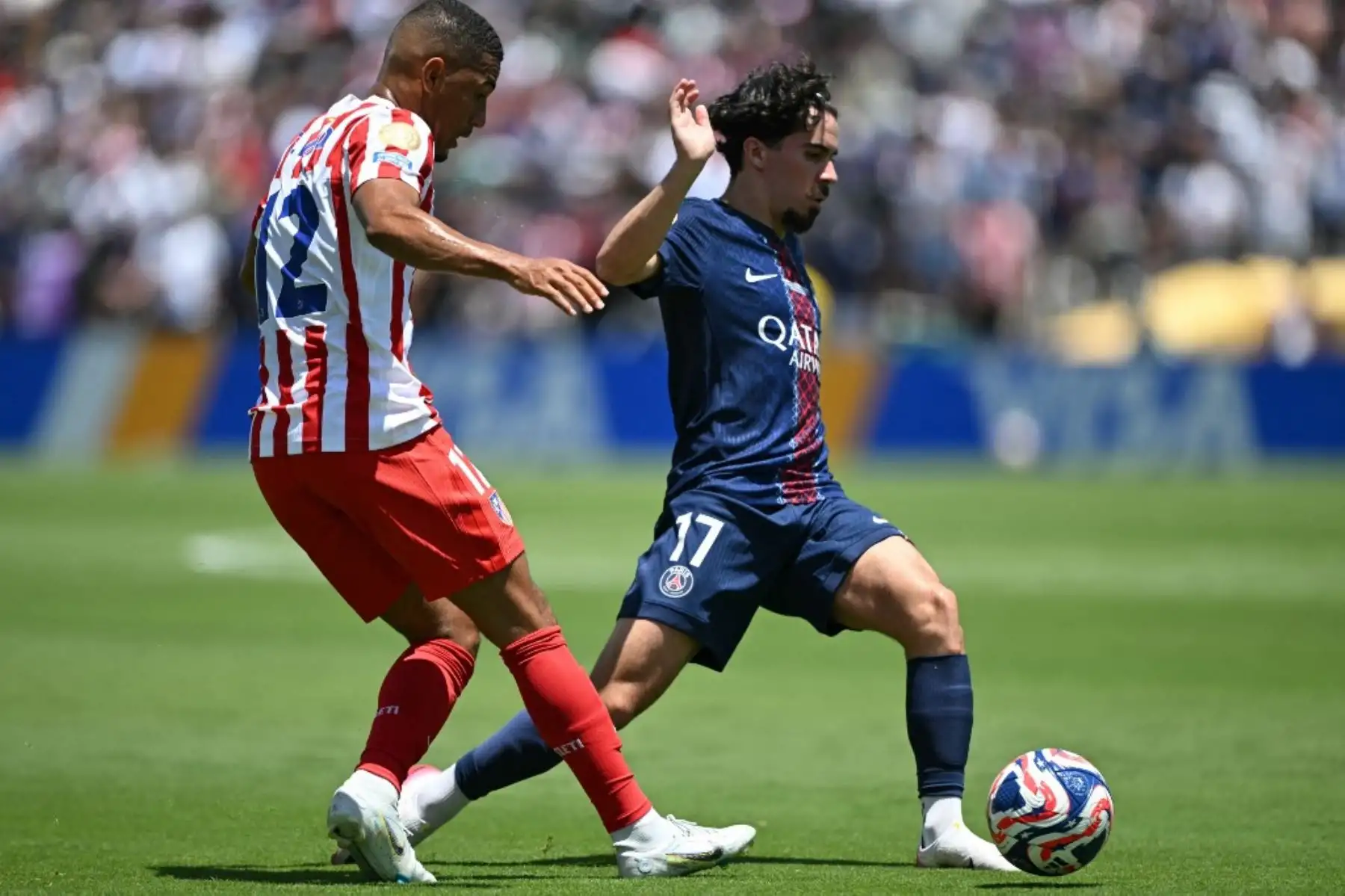 El delantero brasileño del Atlético de Madrid, Samuel Lino, lucha por el balón con el centrocampista portugués del Paris Saint-Germain, Vitinha, durante el partido de fútbol del Grupo B de la Copa Mundial de Clubes 2025 entre el Paris Saint-Germain de Francia y el Atlético de Madrid de España en el estadio Rose Bowl en Los Ángeles el 15 de junio de 2025. Foto: AFP