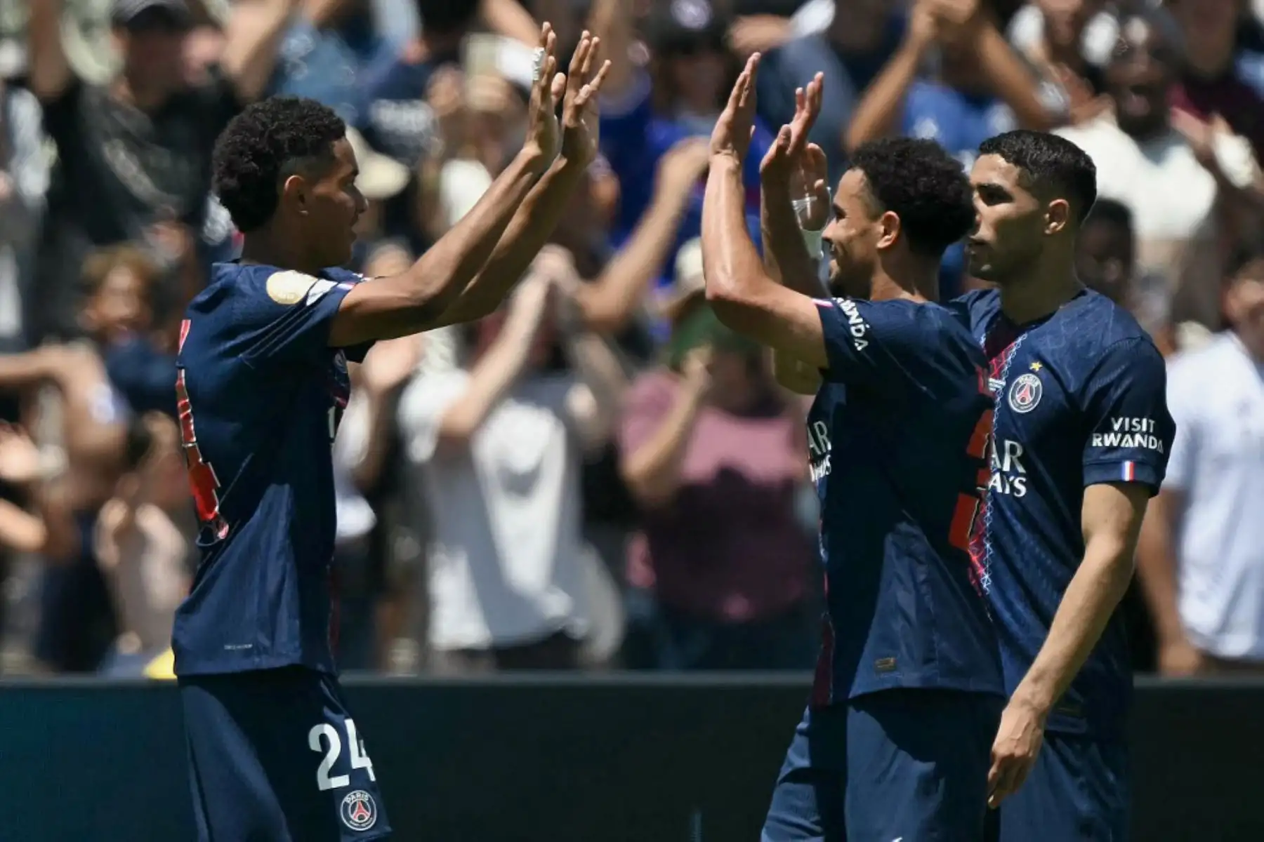 El centrocampista francés del Paris Saint-Germain, Senny Mayulu, celebra con sus compañeros de equipo después de marcar el tercer gol de su equipo durante el partido de fútbol del Grupo B de la Copa Mundial de Clubes 2025 entre el Paris Saint-Germain de Francia y el Atlético de Madrid de España en el estadio Rose Bowl en Los Ángeles. Foto: AFP