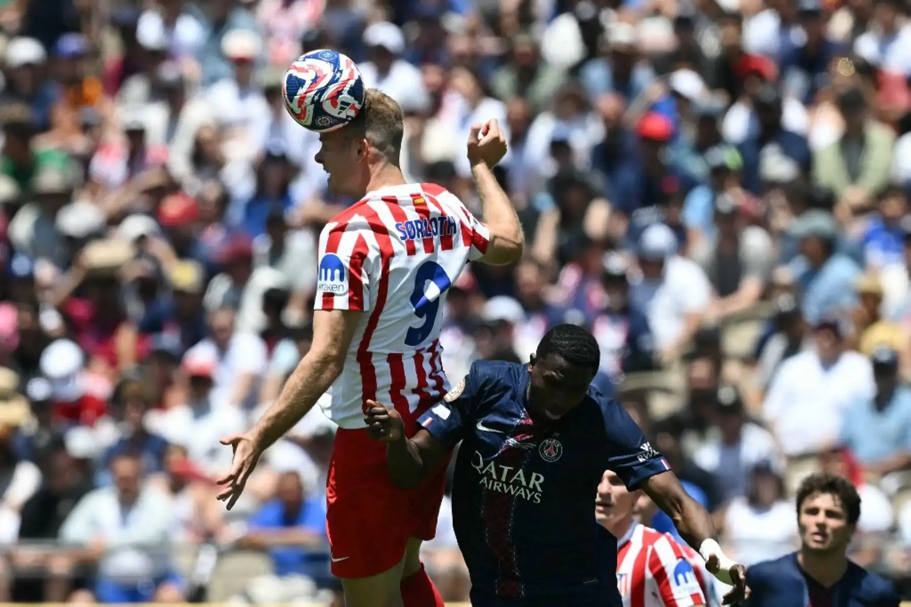 El delantero noruego del Atlético de Madrid, Alexander Sorloth, lucha por el balón con el defensor ecuatoriano del Paris Saint-Germain, William Pacho, durante el partido de fútbol del Grupo B de la Copa Mundial de Clubes 2025 entre el Paris Saint-Germain de Francia y el Atlético de Madrid de España en el estadio Rose Bowl en Los Ángeles. Foto: AFP