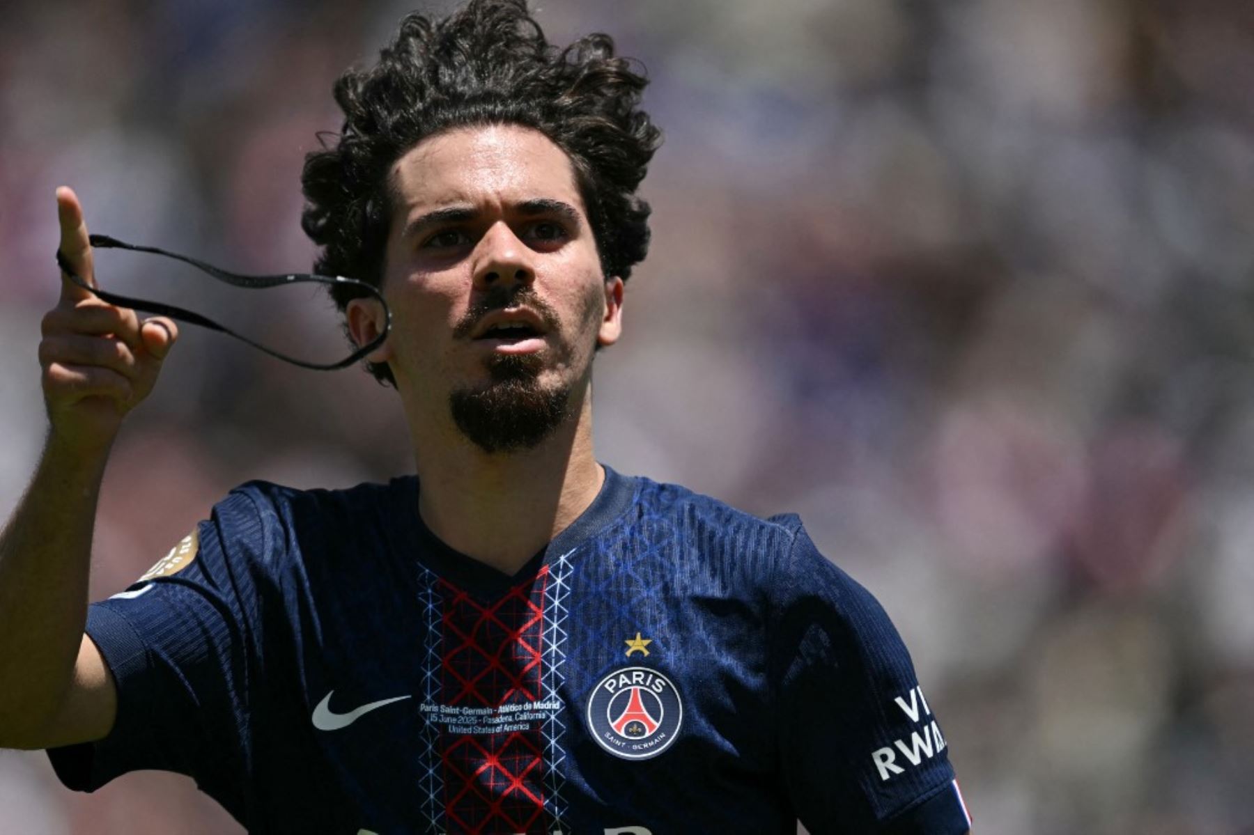 El centrocampista portugués del PSG, Vitinha, celebra después de marcar un gol durante el partido de fútbol del Grupo B de la Copa Mundial de Clubes 2025 entre el Paris Saint-Germain de Francia y el Atlético de Madrid de España en el estadio Rose Bowl de Los Ángeles el 15 de junio de 2025. Foto: AFP