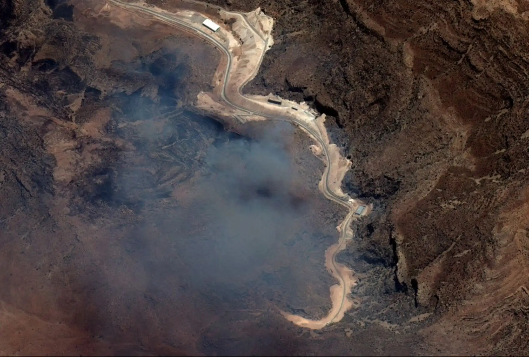 Esta imagen satelital publicada el 15 de junio de 2025, muestra incendios en las instalaciones de misiles de Shiraz, al sur de Irán. Se pueden observar incendios activos y vegetación quemada dentro y alrededor de la instalación; sin embargo, no se observaron señales de edificios ni vehículos destruidos. Foto: Handout / © 2025 PLANET LABS PBC / AFP
