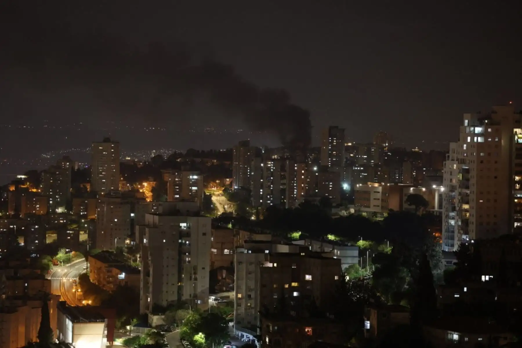 Se elevan columnas de humo desde un sitio en la ciudad de Haifa luego de una nueva andanada de ataques con misiles iraníes el 15 de junio de 2025. Israel e Irán intercambiaron intensos disparos por tercer día consecutivo, con crecientes bajas y objetivos en expansión. Foto: AFP
