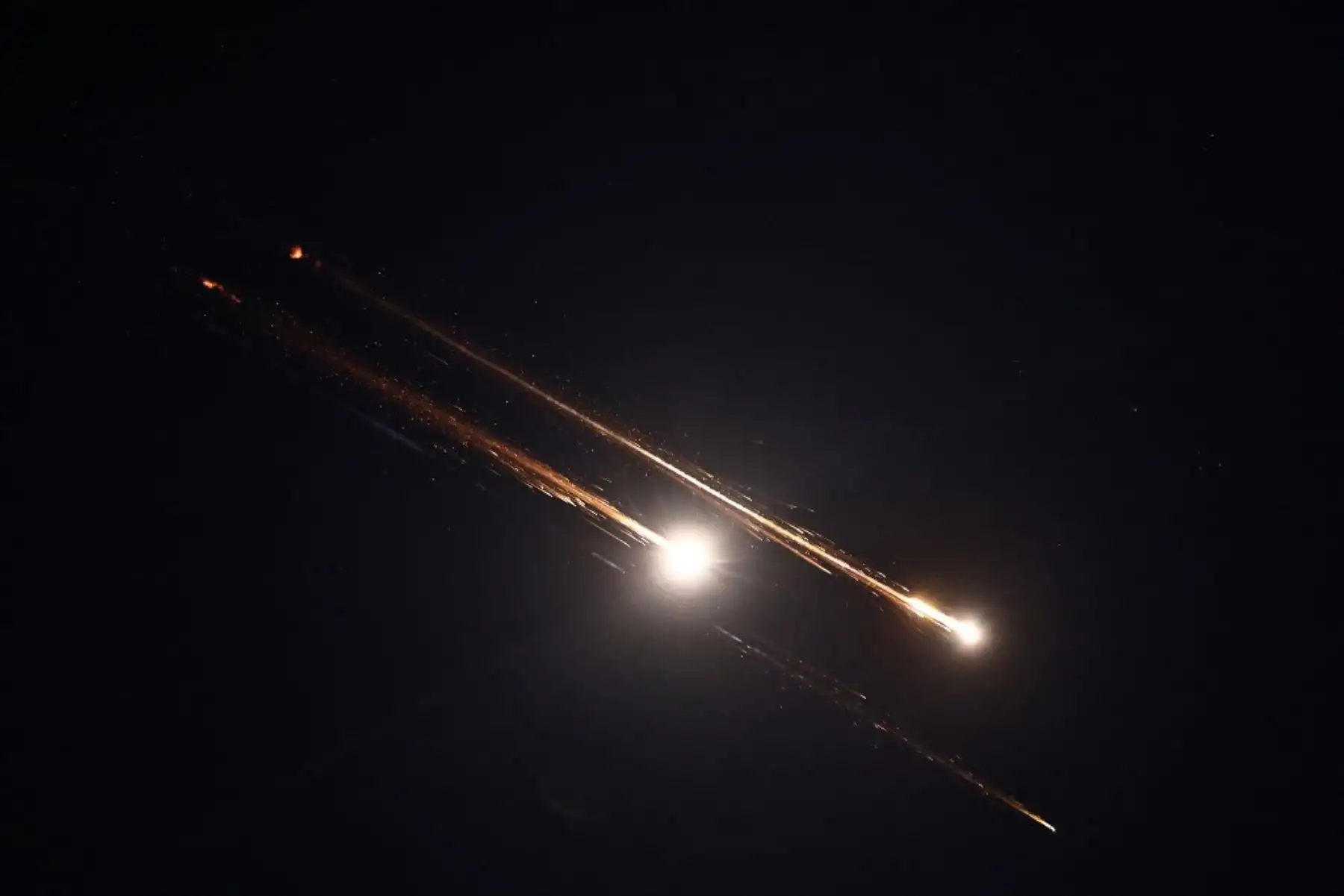 Se observan cohetes iraníes en el cielo sobre la ciudad de Ramallah en la Cisjordania ocupada el 15 de junio de 2025. Israel e Irán intercambiaron intensos disparos por tercer día consecutivo, con crecientes bajas y objetivos en expansión, lo que marca una marcada escalada de hostilidades entre los viejos enemigos. Foto: AFP