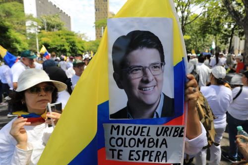 Ciudadanos colombianos marcharon para expresar rechazo a la violencia y su solidaridad con la familia de Uribe Turbay. Foto: AFP
