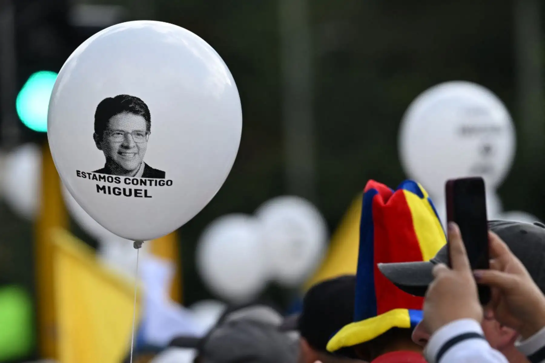 Personas sostienen globos blancos durante la llamada "Marcha Silenciosa" en Bogotá, para mostrar su apoyo a la salud del senador Miguel Uribe Turbay y pedir la paz en Colombia el 15 de junio de 2025. Foto: AFP