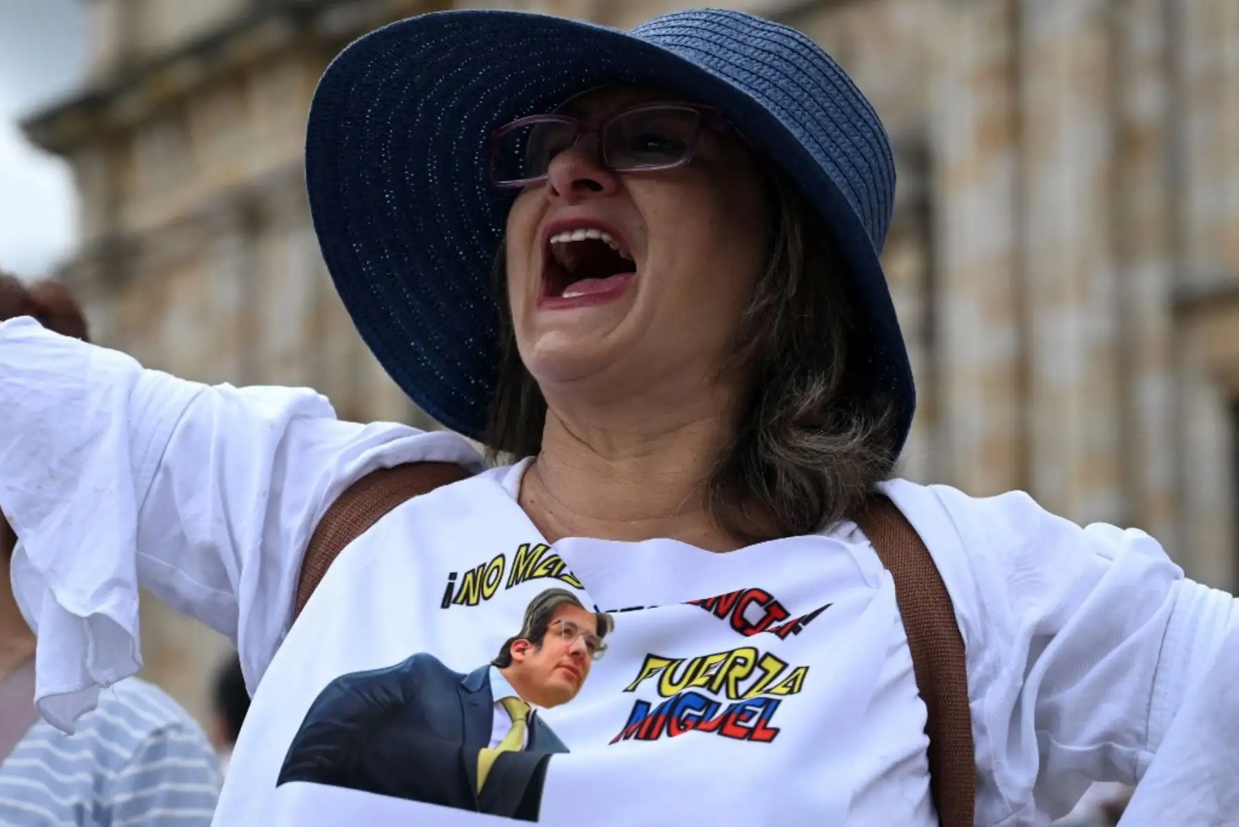 Una de muchas mujeres participa en la llamada "Marcha Silenciosa" para mostrar su apoyo a la salud del senador Miguel Uribe Turbay y pedir la paz para Colombia en Bogotá el 15 de junio de 2025. Uribe recibió dos disparos en la cabeza y uno en la pierna mientras pronunciaba un discurso. Foto: AFP