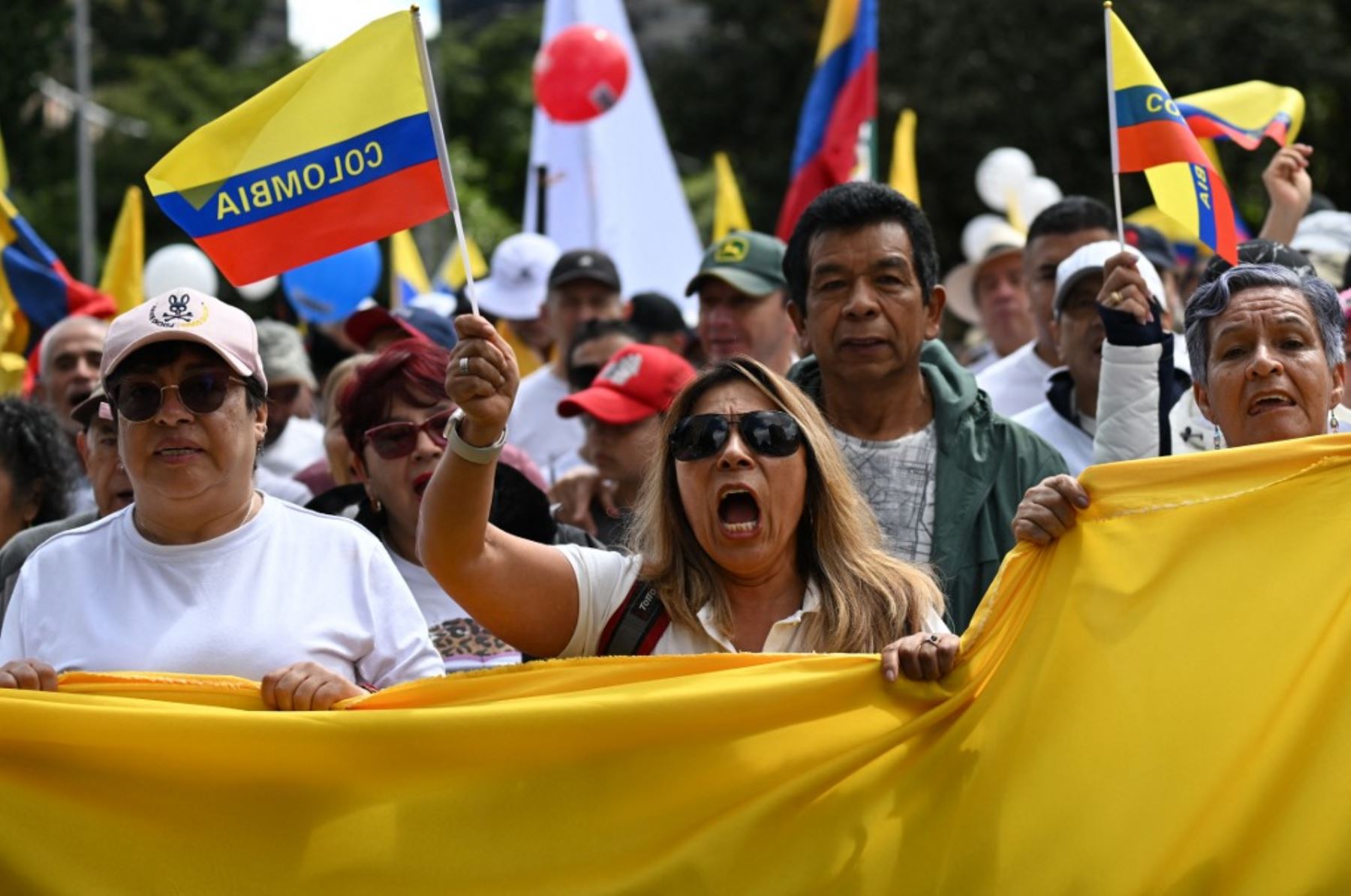 Cientos de hombres y mujeres participan en la llamada "Marcha Silenciosa" para mostrar su apoyo a la salud del senador Miguel Uribe Turbay y pedir la paz para Colombia en Bogotá el 15 de junio de 2025. Uribe recibió dos disparos en la cabeza y uno en la pierna mientras pronunciaba un discurso. Foto: AFP