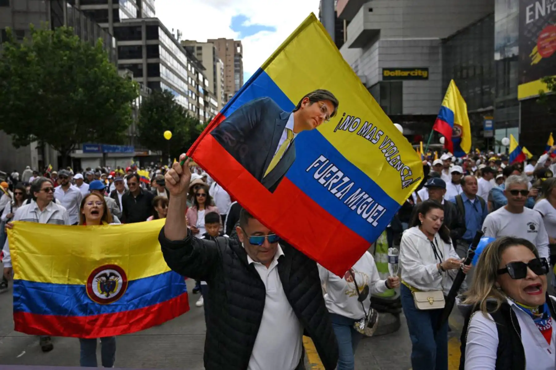 Ciudadanos ondean banderas colombianas durante la llamada "Marcha Silenciosa" para expresar su apoyo a la salud del senador Miguel Uribe Turbay y pedir la paz para Colombia en Bogotá, el 15 de junio de 2025. Foto: AFP