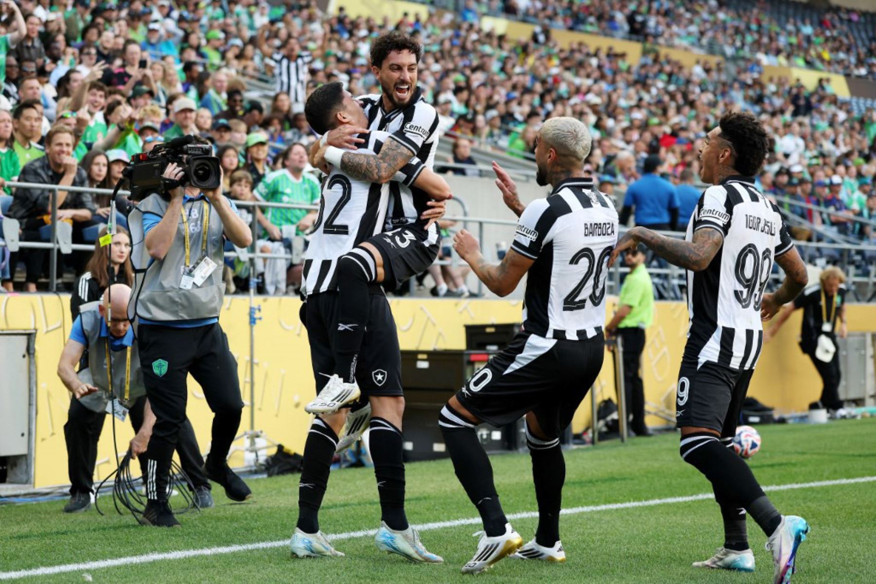 Alex Telles celebra con Jair Cunha de Botafogo después de su gol durante el partido del Grupo B de la Copa Mundial de Clubes de la FIFA 2025 entre Botafogo FR y Seattle Sounders FC en Lumen Field el 15 de junio de 2025 en Seattle, Washington. Foto: Getty Images / AFP