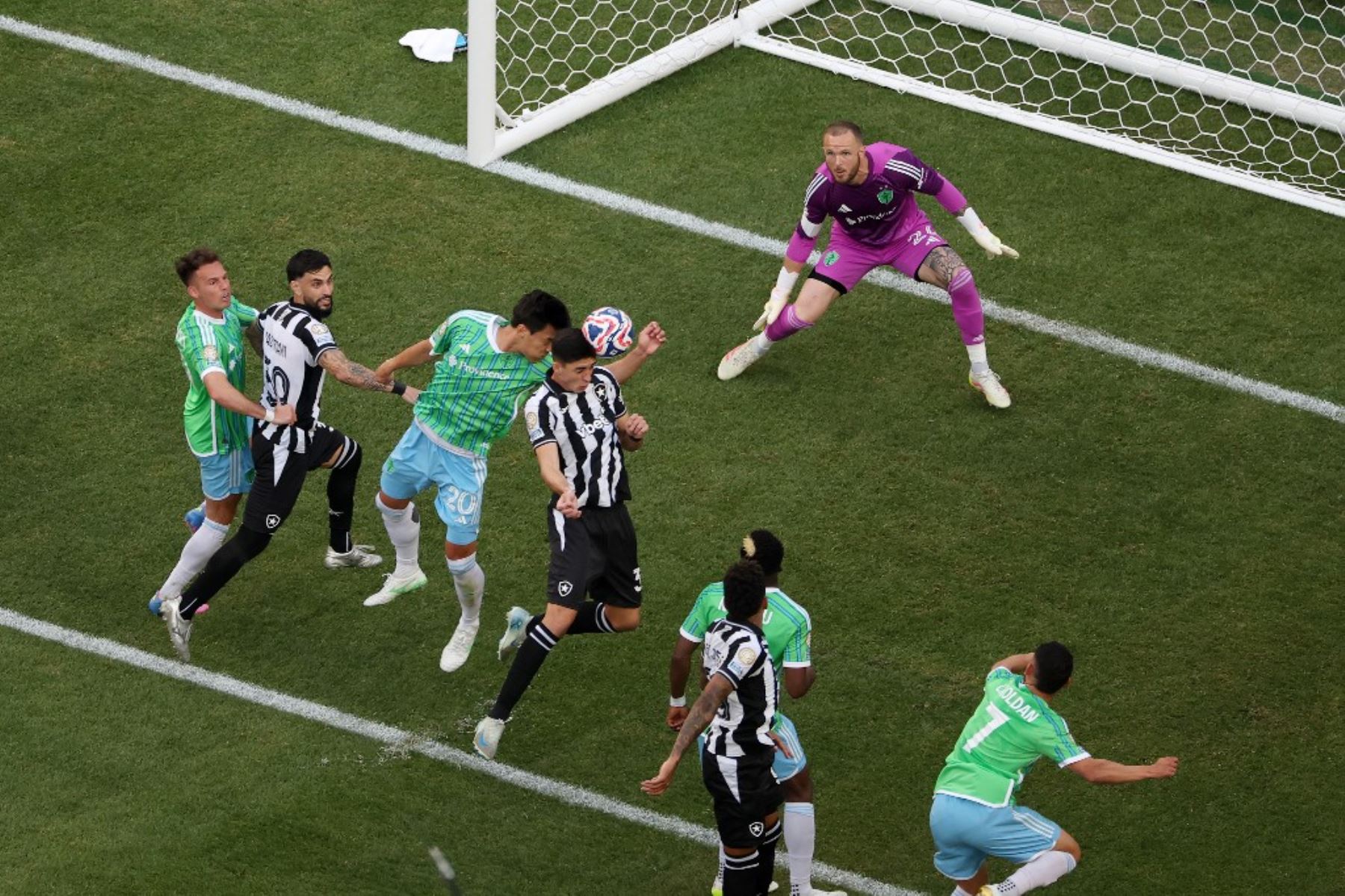 Jair Cunha de Botafogo marca el primer gol de su equipo durante el partido del Grupo B de la Copa Mundial de Clubes de la FIFA 2025 entre Botafogo FR y Seattle Sounders FC en Lumen Field el 15 de junio de 2025 en Seattle, Washington. Foto: Getty Images / AFP