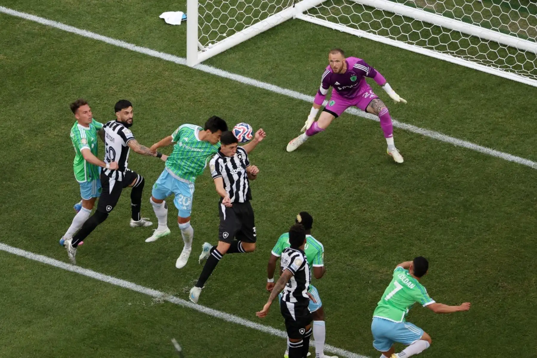 Jair Cunha de Botafogo marca el primer gol de su equipo durante el partido del Grupo B de la Copa Mundial de Clubes de la FIFA 2025 entre Botafogo FR y Seattle Sounders FC en Lumen Field el 15 de junio de 2025 en Seattle, Washington. Foto: Getty Images / AFP