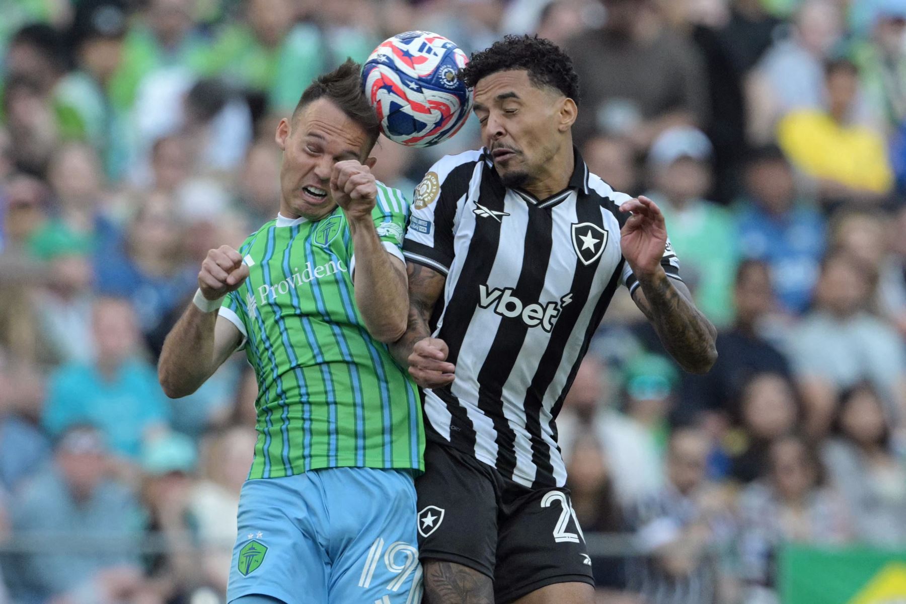 El delantero estadounidense número 19 de Seattle Sounders, Danny Musovski, y el mediocampista brasileño número 26 de Botafogo, Gregore, luchan por el balón durante el partido de fútbol del Grupo B de la Copa Mundial de Clubes 2025 entre Botafogo de Brasil y Seattle Sounders de EE. UU. en el estadio Lumen Field en Seattle. Foto: AFP