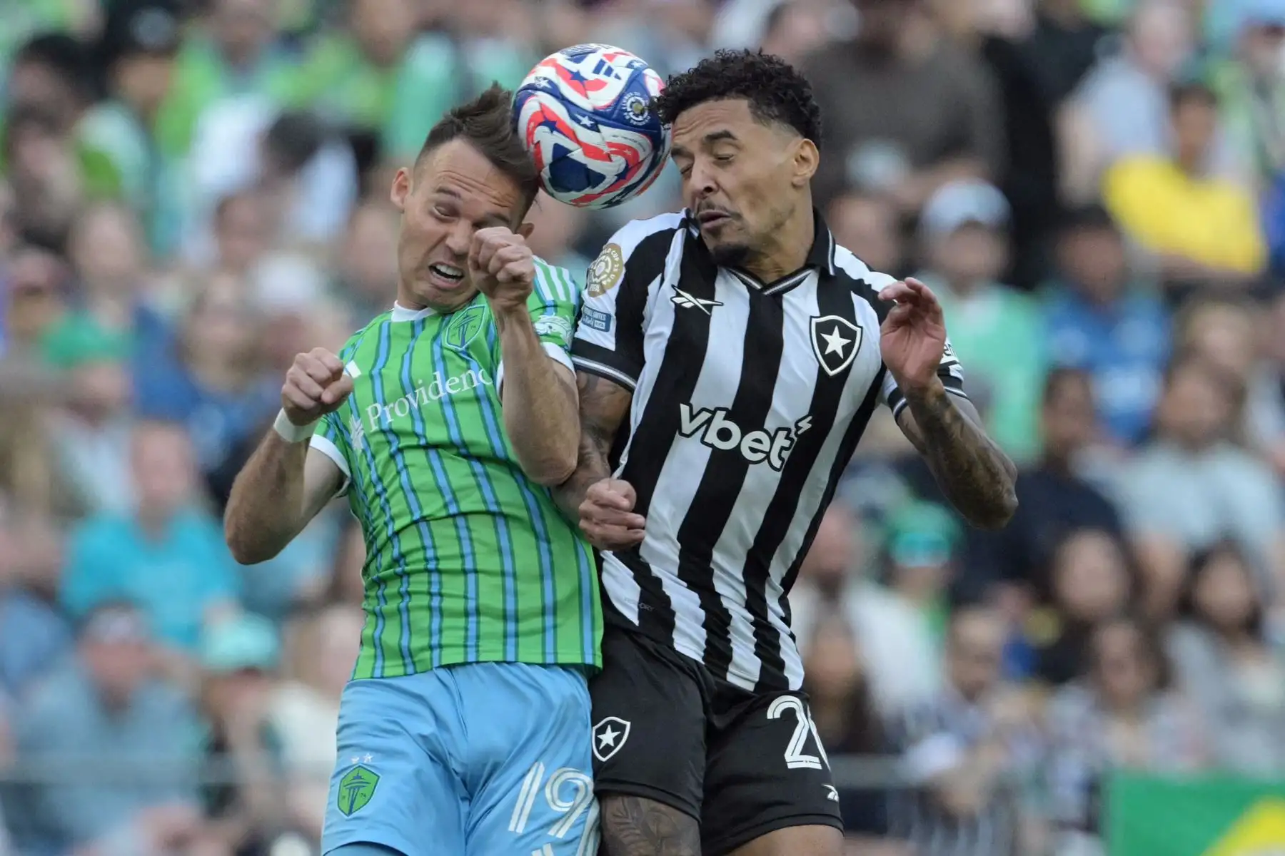 El delantero estadounidense número 19 de Seattle Sounders, Danny Musovski, y el mediocampista brasileño número 26 de Botafogo, Gregore, luchan por el balón durante el partido de fútbol del Grupo B de la Copa Mundial de Clubes 2025 entre Botafogo de Brasil y Seattle Sounders de EE. UU. en el estadio Lumen Field en Seattle. Foto: AFP