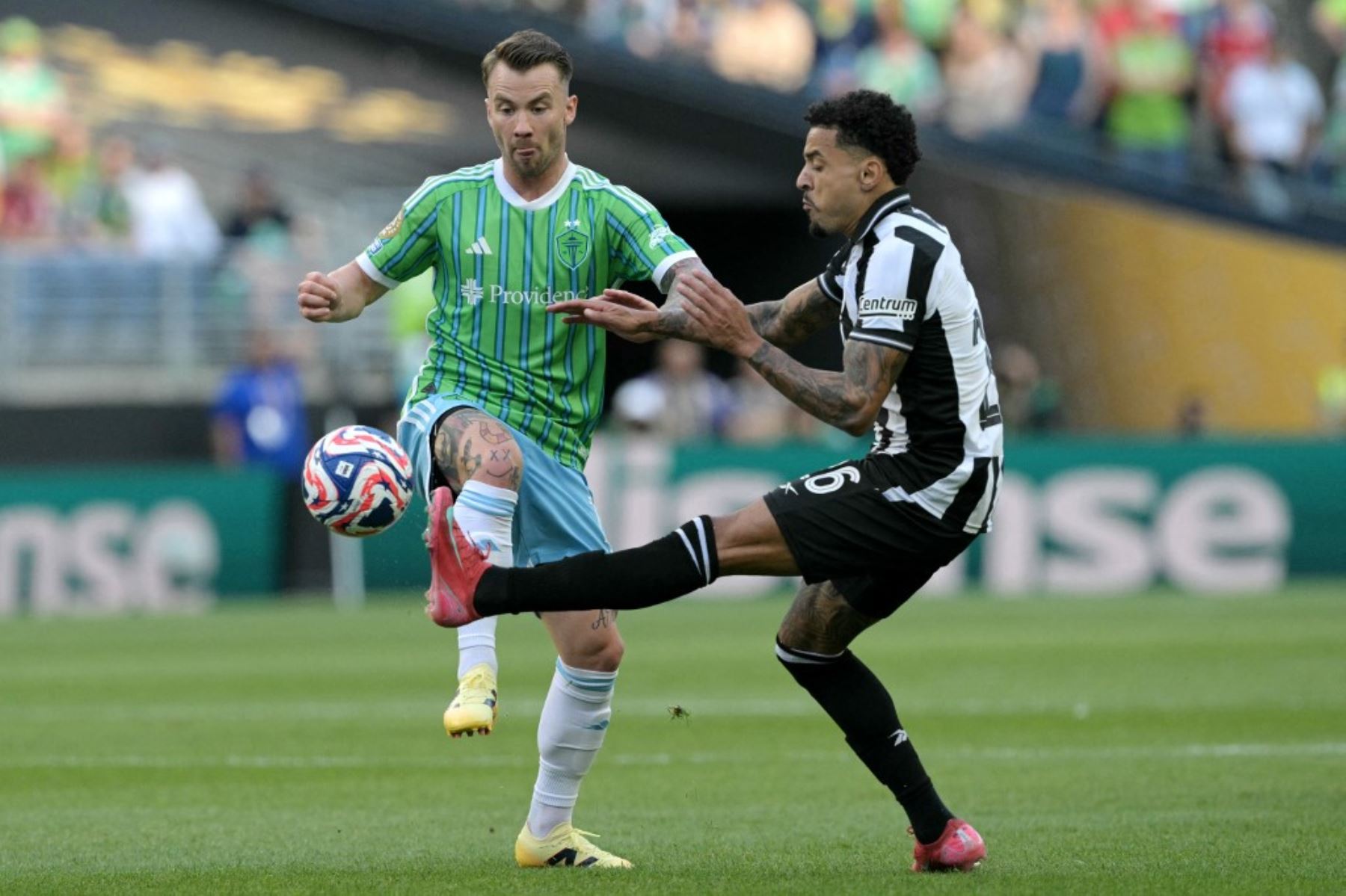 El mediocampista eslovaco de Seattle Sounders, Albert Rusnak, y el mediocampista brasileño de Botafogo, Gregore, luchan por el balón durante el partido de fútbol del Grupo B de la Copa Mundial de Clubes 2025 entre Botafogo de Brasil y Seattle Sounders de EE. UU. en el estadio Lumen Field en Seattle el 15 de junio de 2025. Foto: AFP