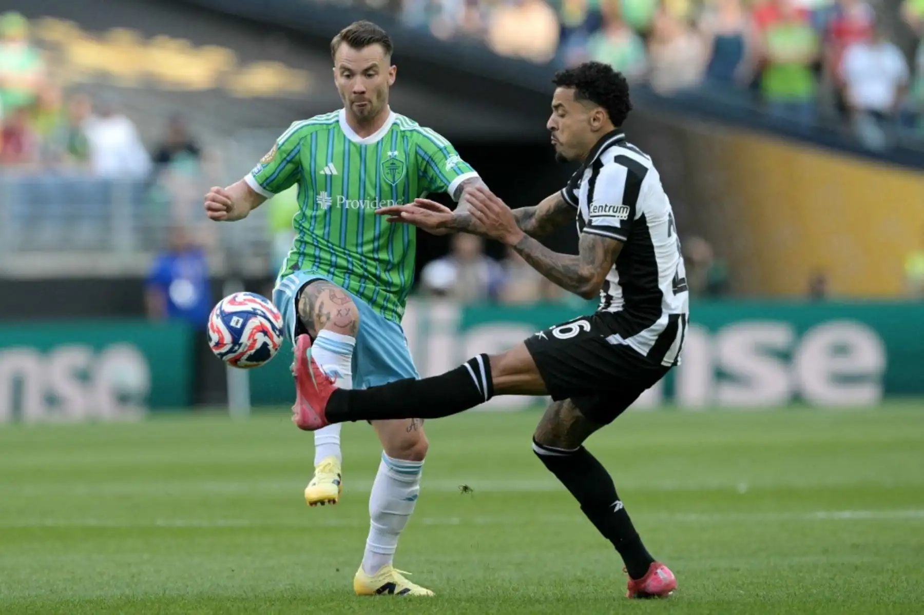 El mediocampista eslovaco de Seattle Sounders, Albert Rusnak, y el mediocampista brasileño de Botafogo, Gregore, luchan por el balón durante el partido de fútbol del Grupo B de la Copa Mundial de Clubes 2025 entre Botafogo de Brasil y Seattle Sounders de EE. UU. en el estadio Lumen Field en Seattle el 15 de junio de 2025. Foto: AFP