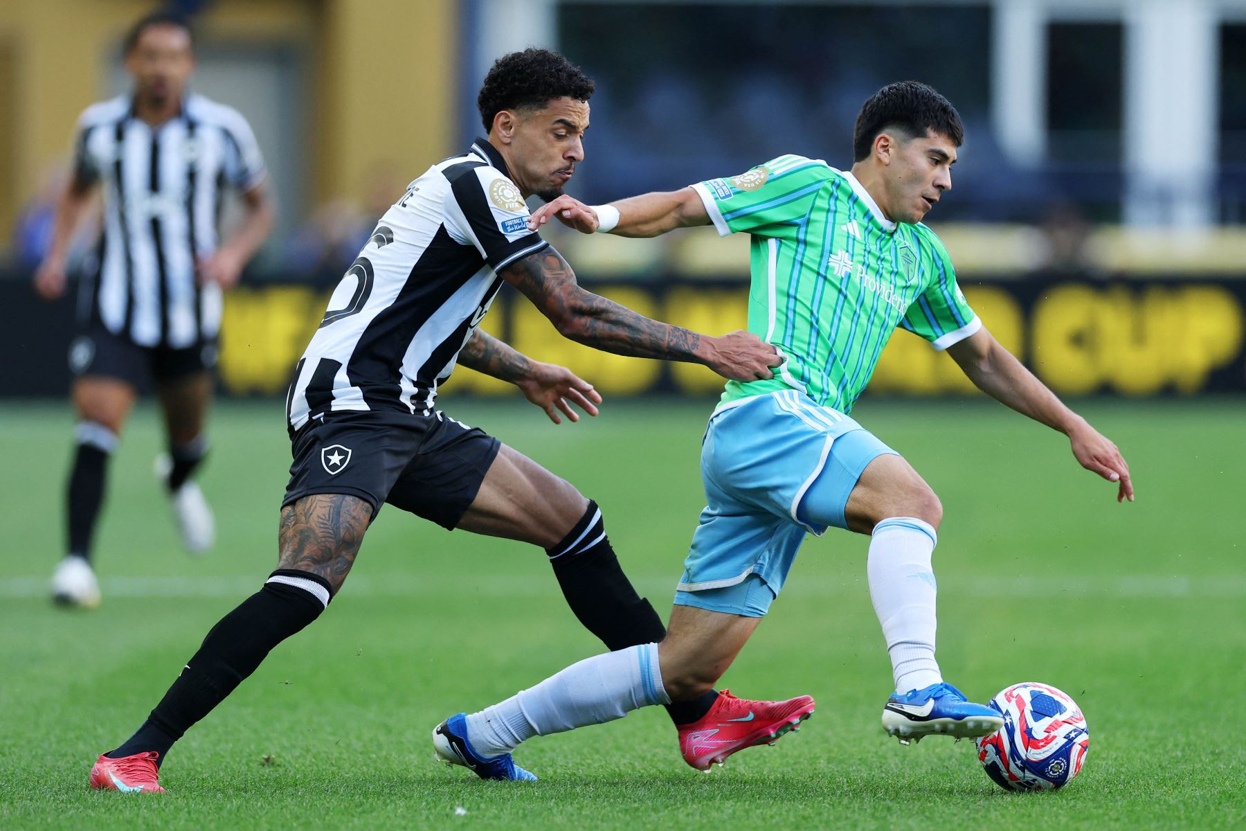 Obed Vargas del Seattle Sounders FC controla el balón mientras Gregore de Botafogo lo desafía durante el partido del Grupo B de la Copa Mundial de Clubes de la FIFA 2025 entre Botafogo FR y Seattle Sounders FC en Lumen Field el 15 de junio de 2025 en Seattle, Washington. Foto: Getty Images / AFP
