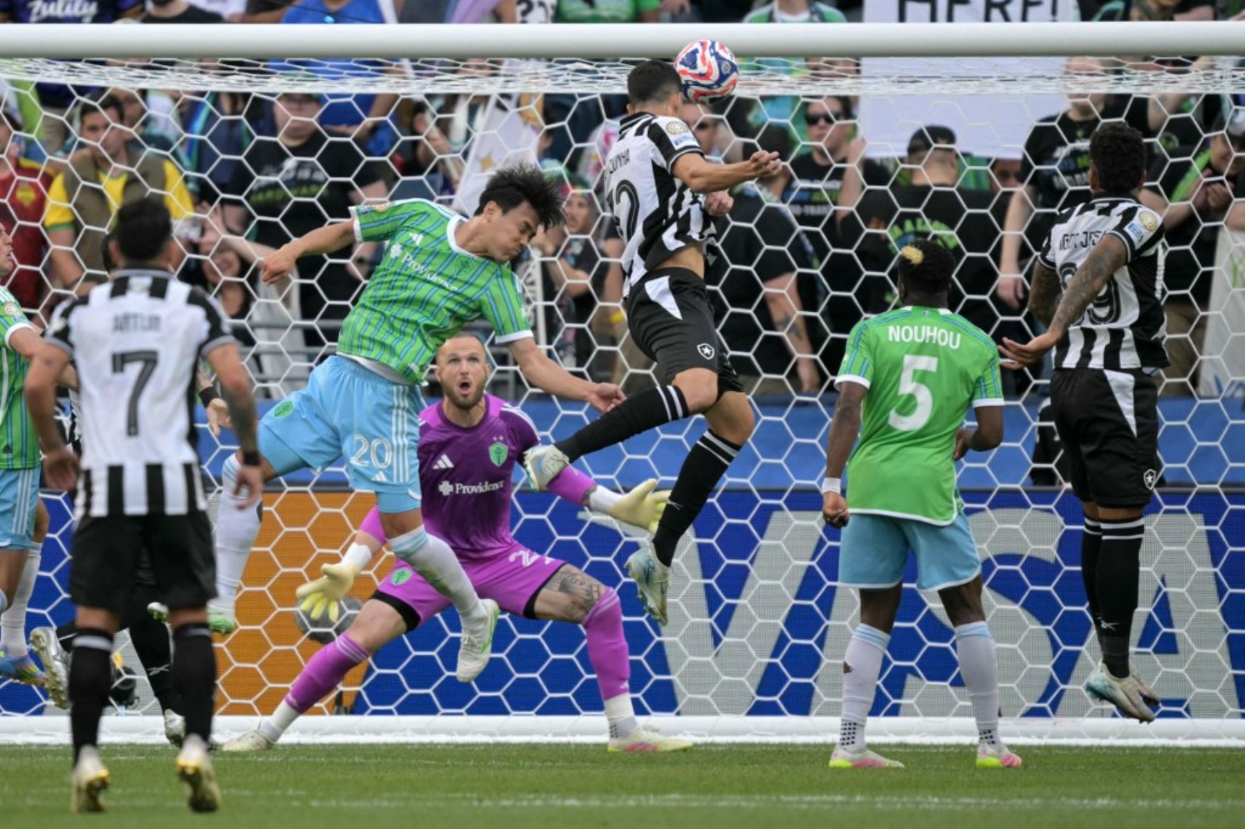 El defensor brasileño de Botafogo, Jair Cunha, marca el primer gol durante el partido de fútbol del Grupo B de la Copa Mundial de Clubes 2025 entre el Botafogo de Brasil y el Seattle Sounders de EE. UU. en el estadio Lumen Field en Seattle el 15 de junio de 2025. Foto: AFP