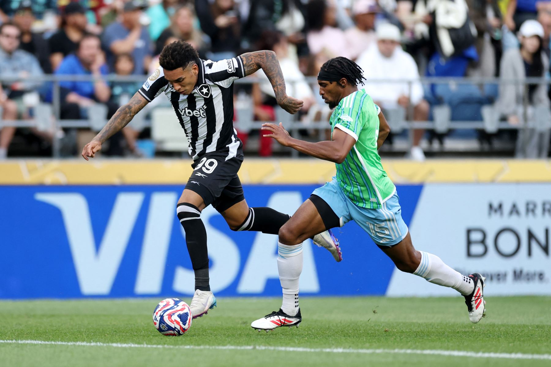 Igor Jesus de Botafogo lucha por el balón con Jon Bell de Seattle Sounders FC durante el partido del Grupo B de la Copa Mundial de Clubes de la FIFA 2025 entre Botafogo FR y Seattle Sounders FC en Lumen Field el 15 de junio de 2025 en Seattle, Washington. Foto: Getty Images / AFP