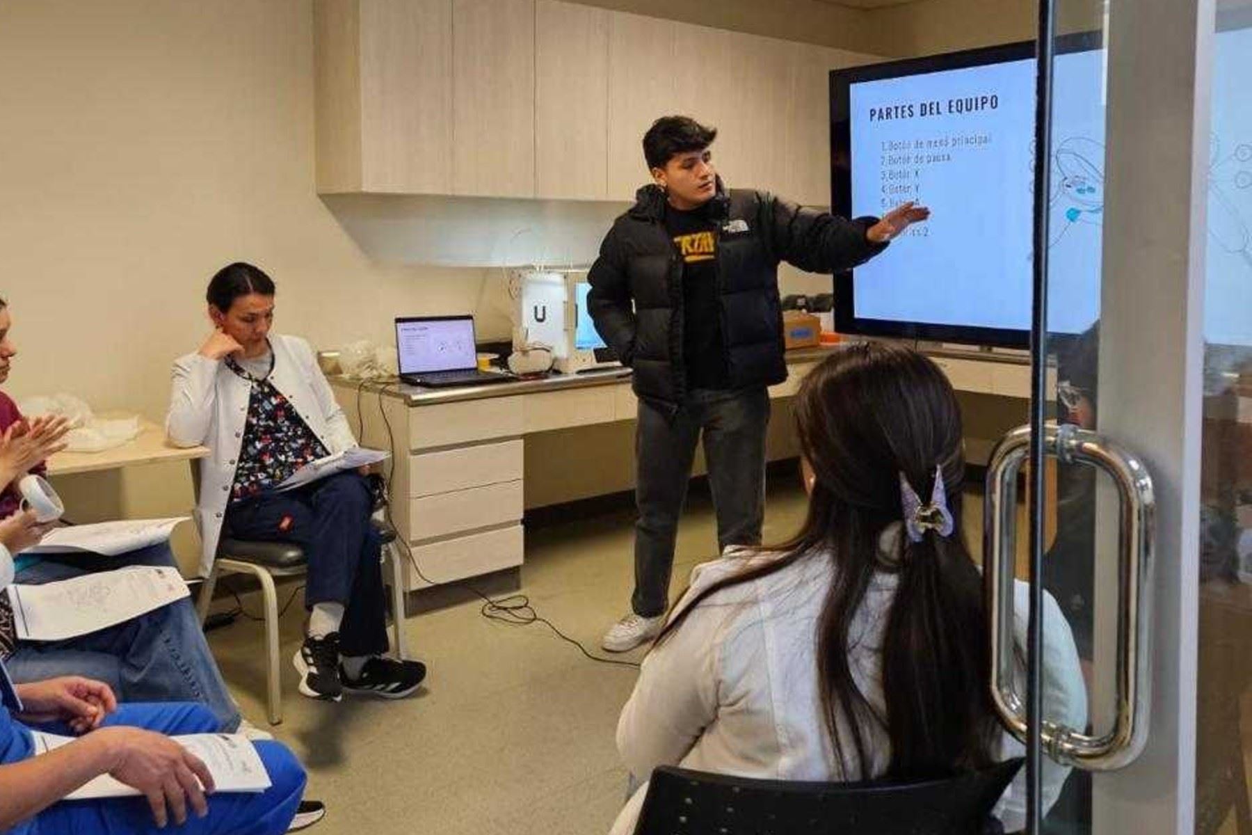 Dos proyectos desarrollados por estudiantes de Ingeniería Biomédica buscan transformar la experiencia clínica pediátrica mediante tecnología.