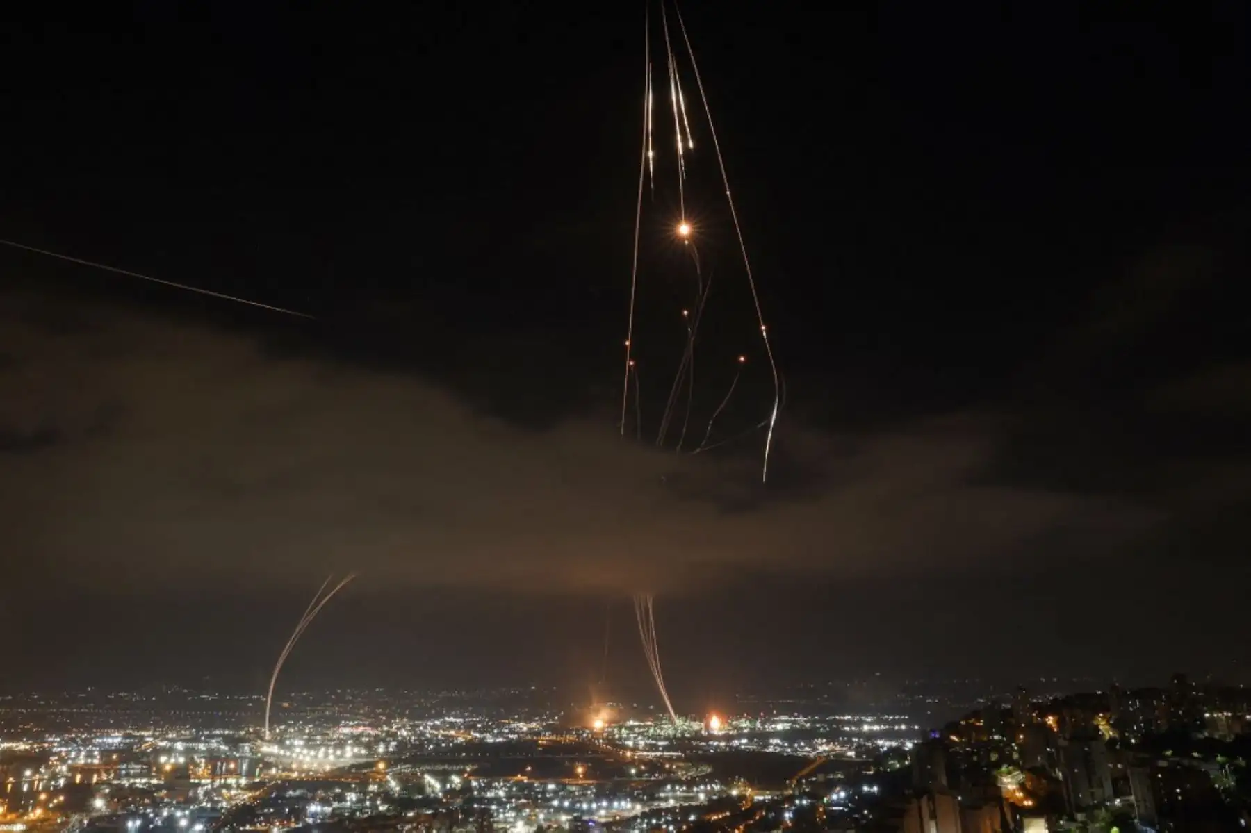 Los sistemas de defensa aérea israelíes interceptan misiles iraníes sobre la ciudad israelí de Haifa en medio de una nueva andanada de cohetes iraníes. Foto: AFP