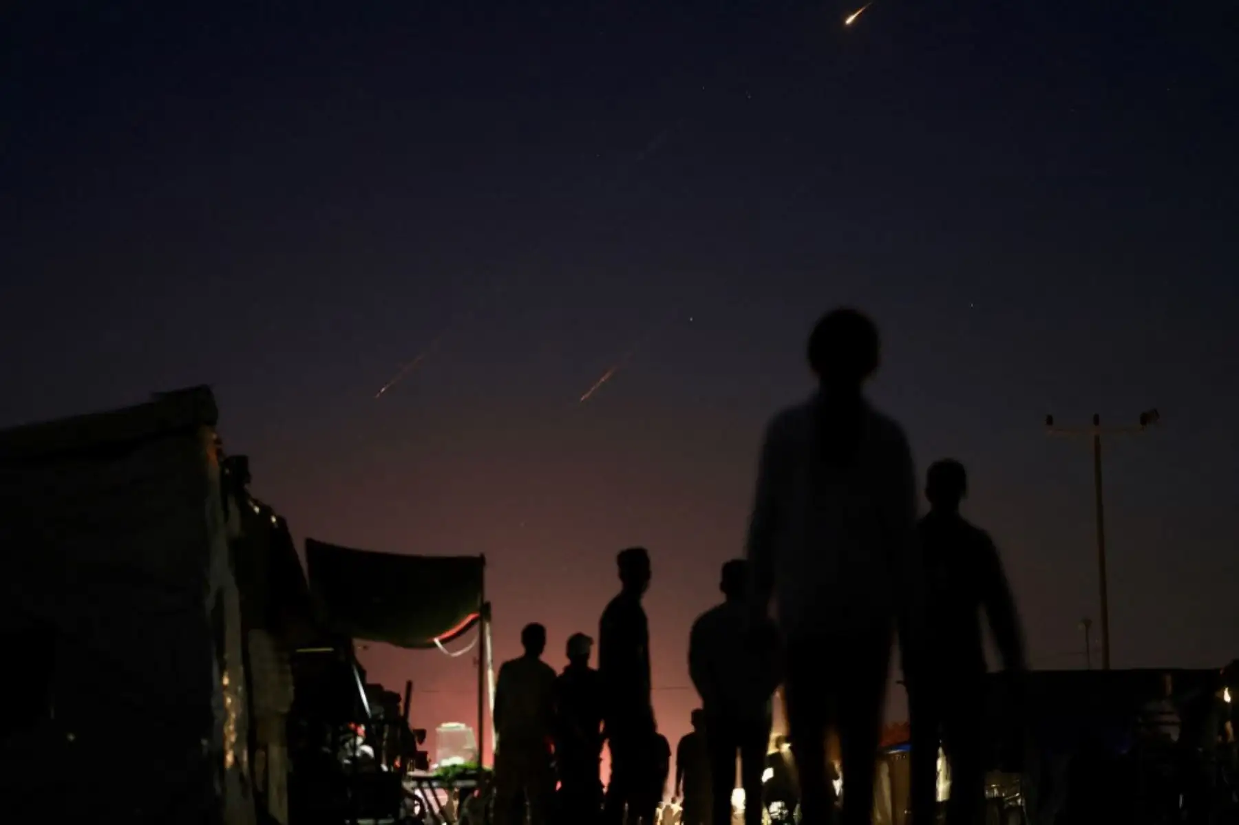 Los sistemas de defensa aérea israelíes interceptan misiles iraníes sobre la ciudad israelí de Haifa en medio de una nueva andanada de cohetes iraníes. Foto: AFP