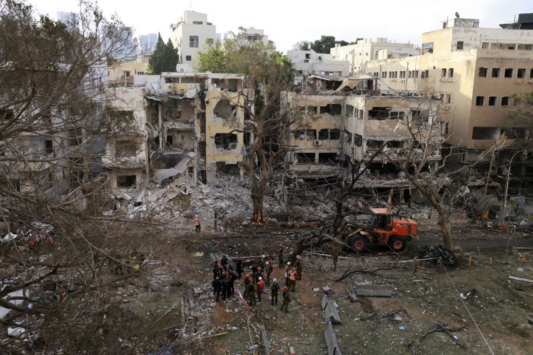 Escombros en el lugar de un ataque con misiles iraníes en Bnei Brak, al este de Tel Aviv. Irán desató una andanada de ataques con misiles sobre ciudades israelíes temprano, después de que Israel atacara objetivos militares en las profundidades de Irán, con ambas partes amenazando con una mayor devastación. Foto: AFP