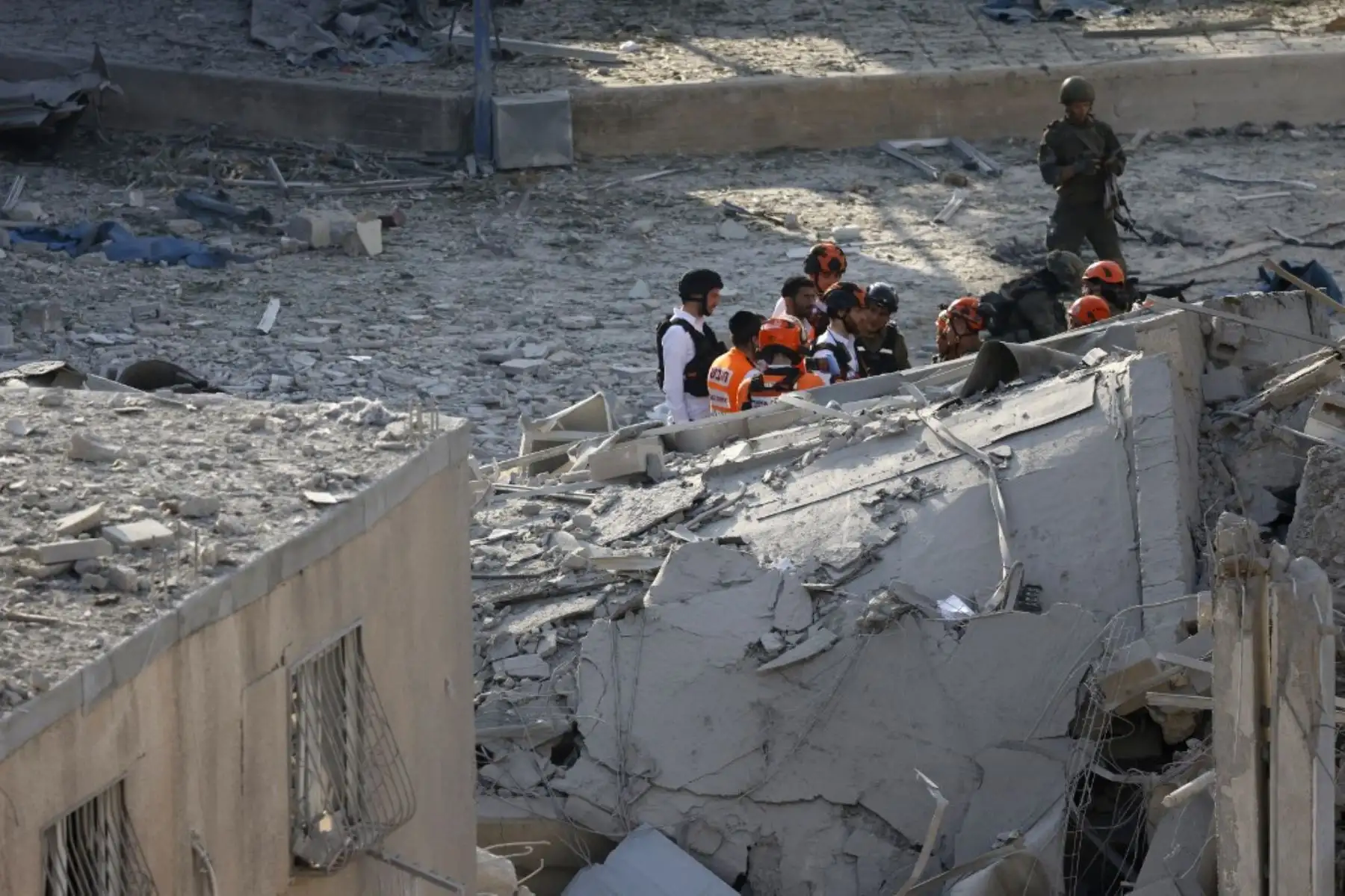Escombros en el lugar de un ataque con misiles iraníes en Bnei Brak, al este de Tel Aviv. Irán desató una andanada de ataques con misiles sobre ciudades israelíes temprano, después de que Israel atacara objetivos militares en las profundidades de Irán, con ambas partes amenazando con una mayor devastación. Foto: AFP