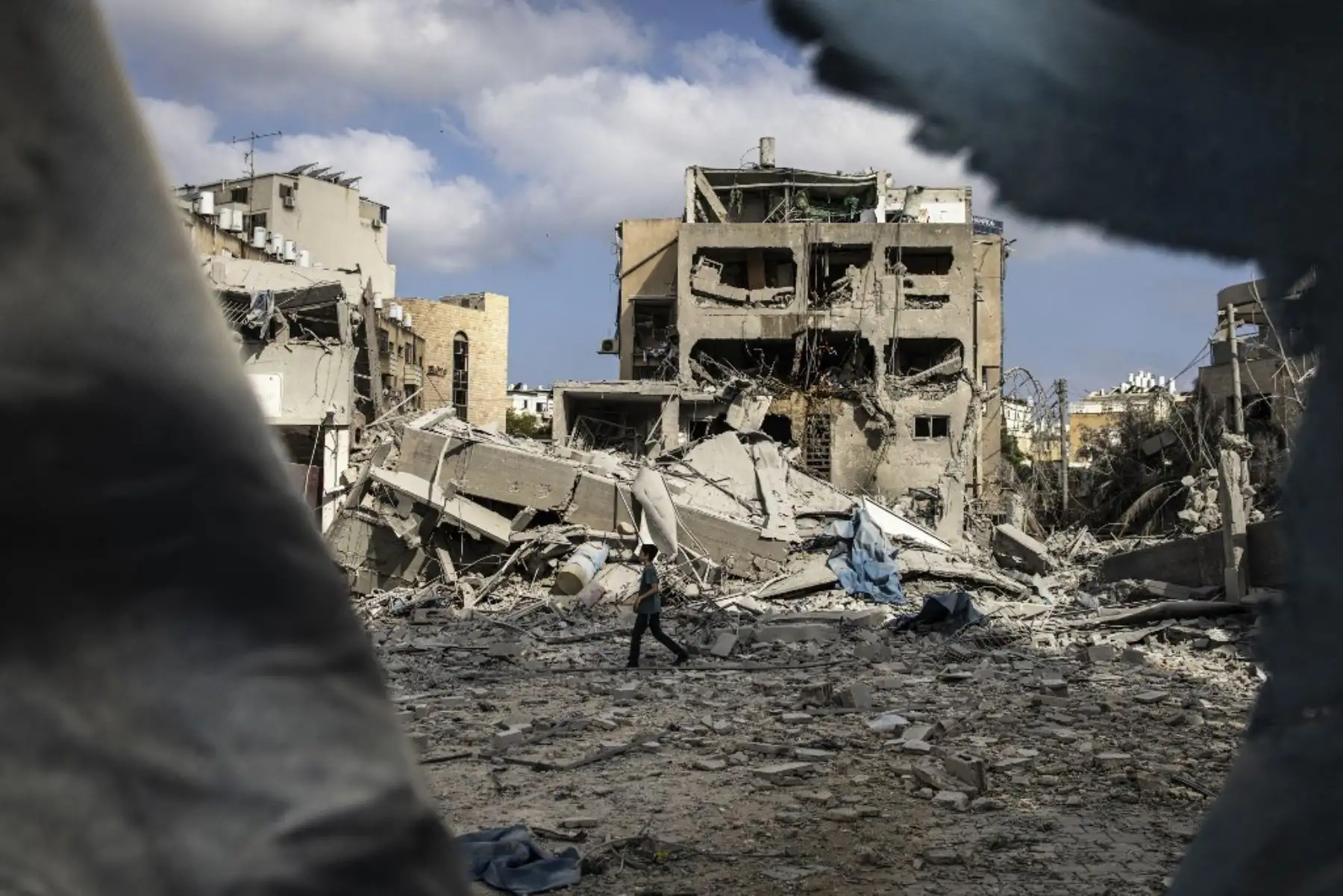 Escombros en el lugar de un ataque con misiles iraníes en Bnei Brak, al este de Tel Aviv. Irán desató una andanada de ataques con misiles sobre ciudades israelíes temprano, después de que Israel atacara objetivos militares en las profundidades de Irán, con ambas partes amenazando con una mayor devastación. Foto: AFP