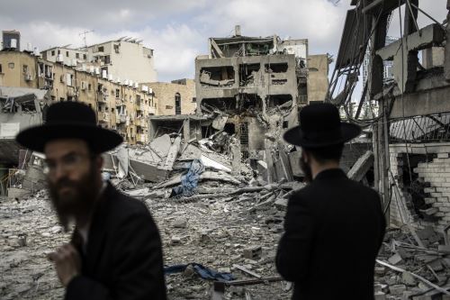 Ciudadanos inspeccionan los daños en el lugar de un ataque con misiles iraníes en Bnei Brak. Foto: AFP