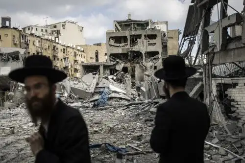 Ciudadanos inspeccionan los daños en el lugar de un ataque con misiles iraníes en Bnei Brak. Foto: AFP