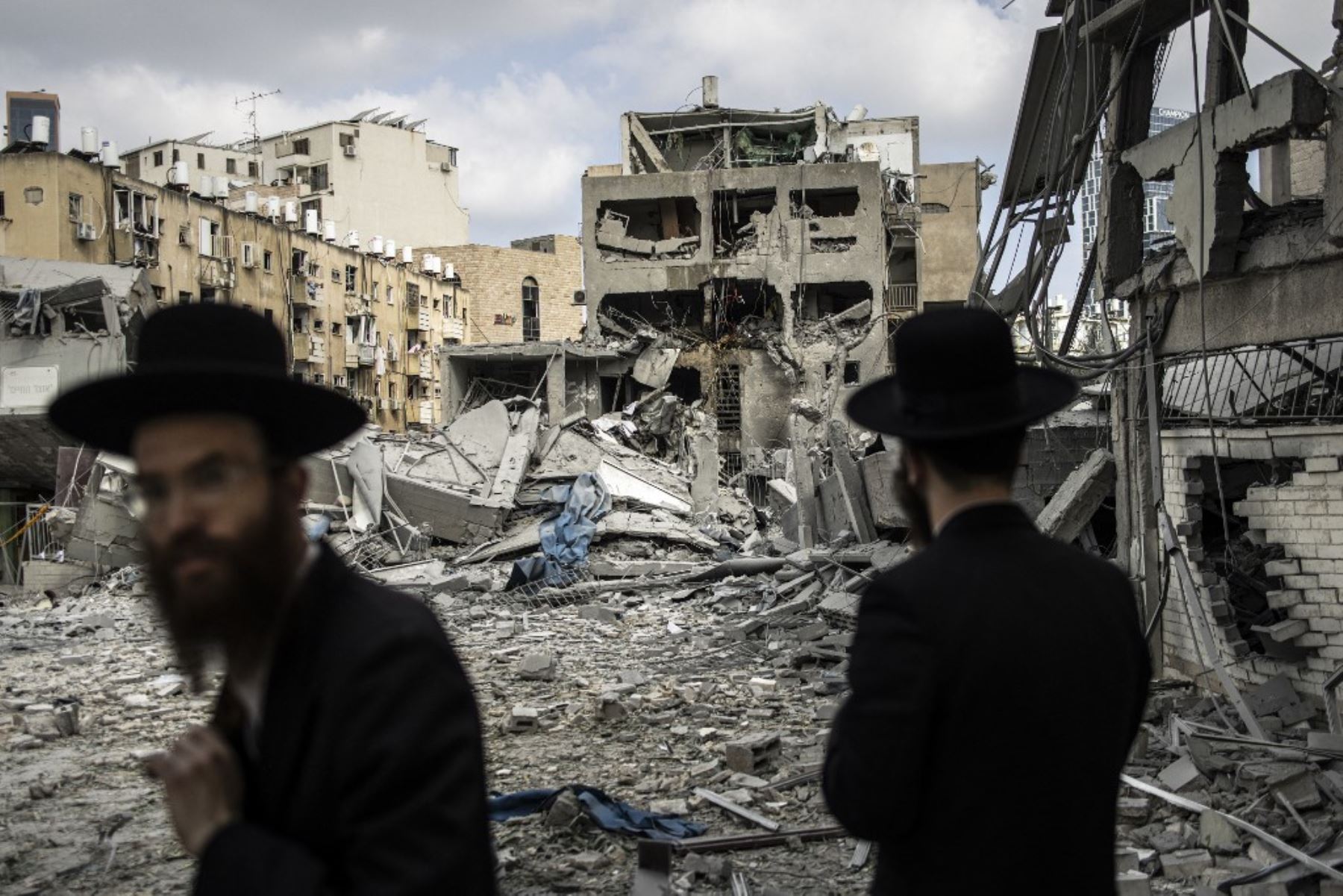 Judíos ultraortodoxos inspeccionan los daños en el lugar de un ataque con misiles iraníes en Bnei Brak. Irán desató una andanada de ataques con misiles sobre ciudades israelíes temprano el 16 de junio, después de que Israel atacara objetivos militares en el interior de Irán, y ambas partes amenazaron con una mayor devastación. Foto: AFP