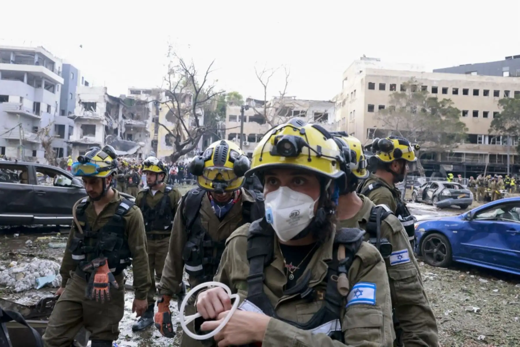 Rescatistas trabajan en la ciudad israelí de Tel Aviv tras un ataque con misiles iraníes. Foto: AFP