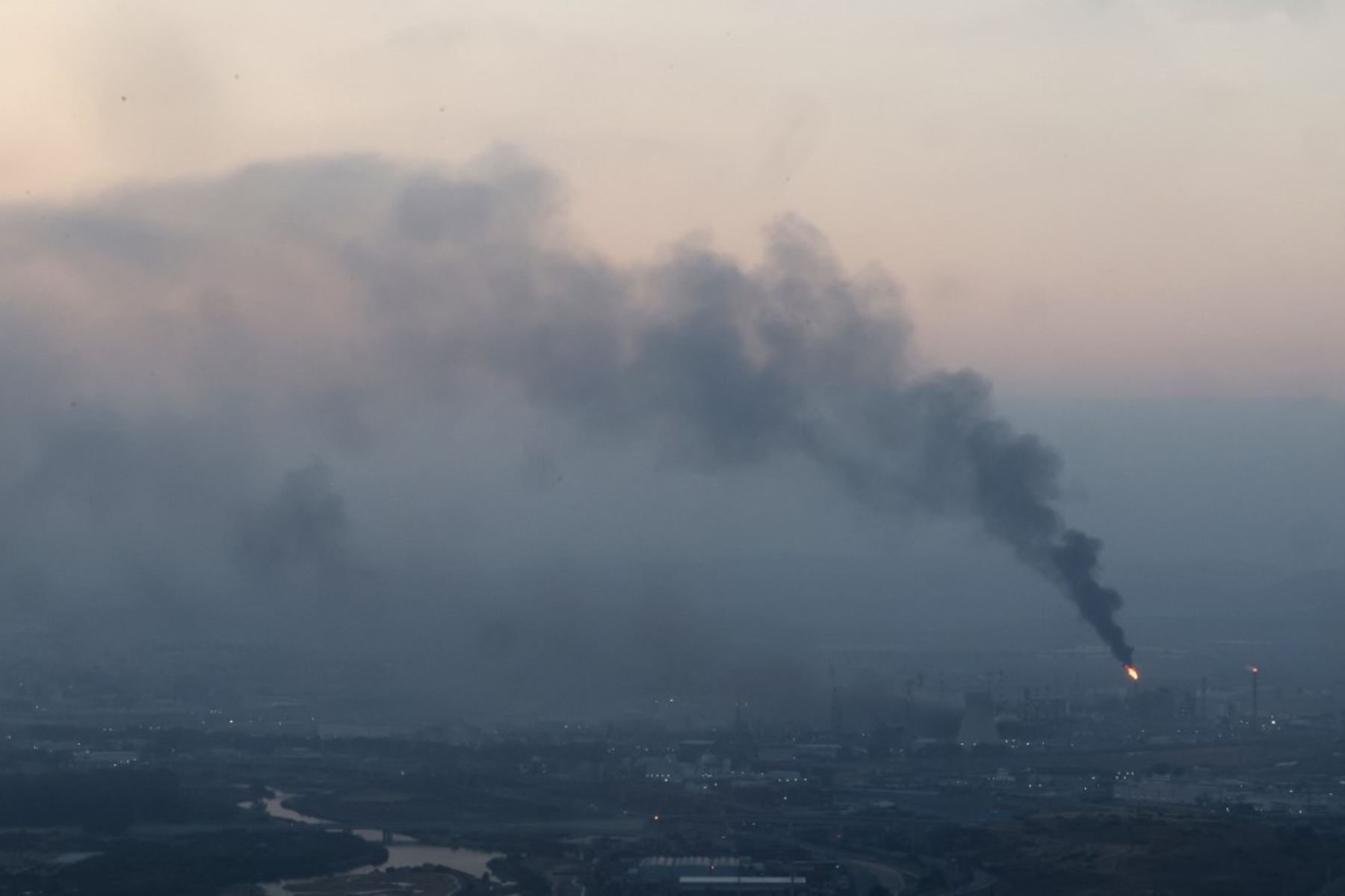 Columnas de humo desde un lugar alcanzado durante los ataques con misiles iraníes en la ciudad de Haifa la madrugada del 16 de junio de 2025. Foto: AFP