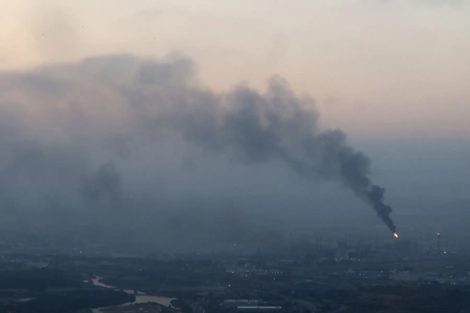 Columnas de humo desde un lugar alcanzado durante los ataques con misiles iraníes en la ciudad de Haifa la madrugada del 16 de junio de 2025. Foto: AFP