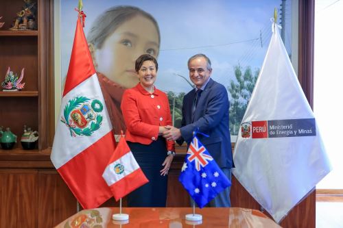 La Embajadora de Australia en nuestro país, Maree Ringland; y el titular del Minem, Jorge Luis Montero. Cortesía
