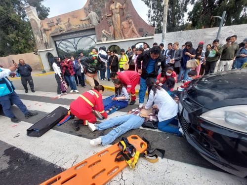 Siete personas resultaron heridas tras ehoque entre taxi y micro deja frente a la sede de la Universidad Nacional de Trujillo, ubicada en la ciudad de Trujillo, en La Libertad. ANDINA/Difusión